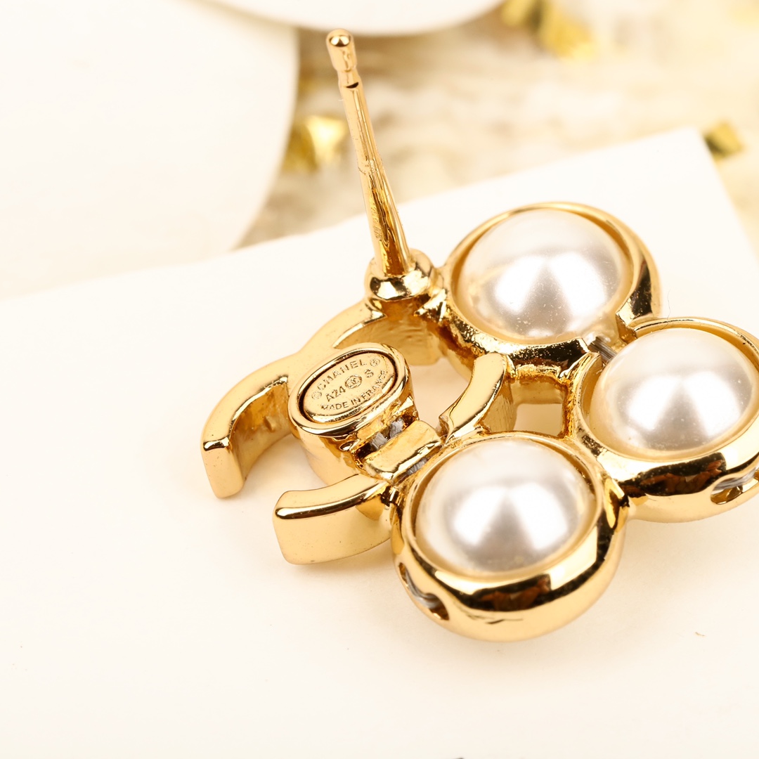 TOP CHANEL CC Pearl Earrings