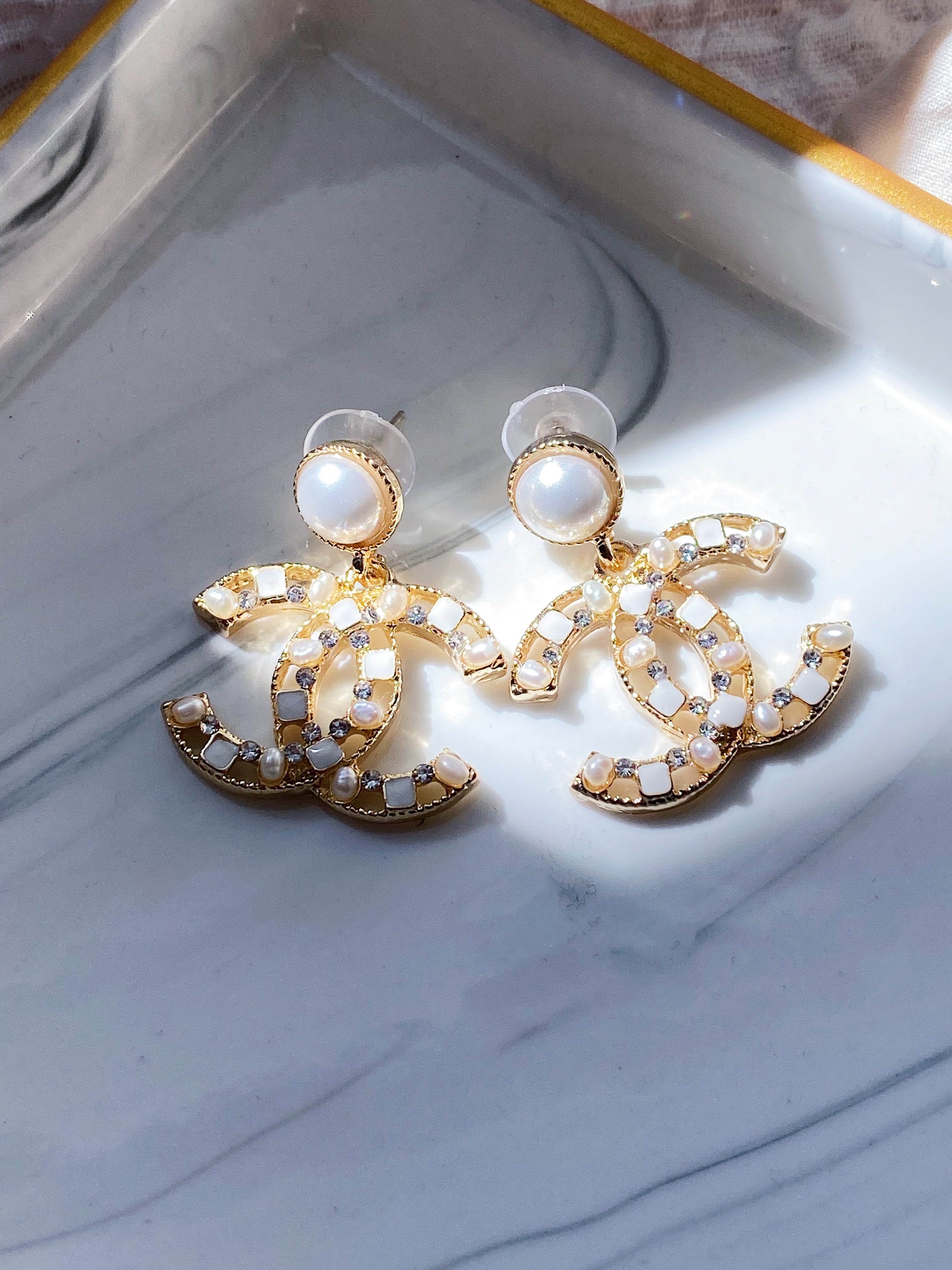 TOP CHANEL Dangle Earrings