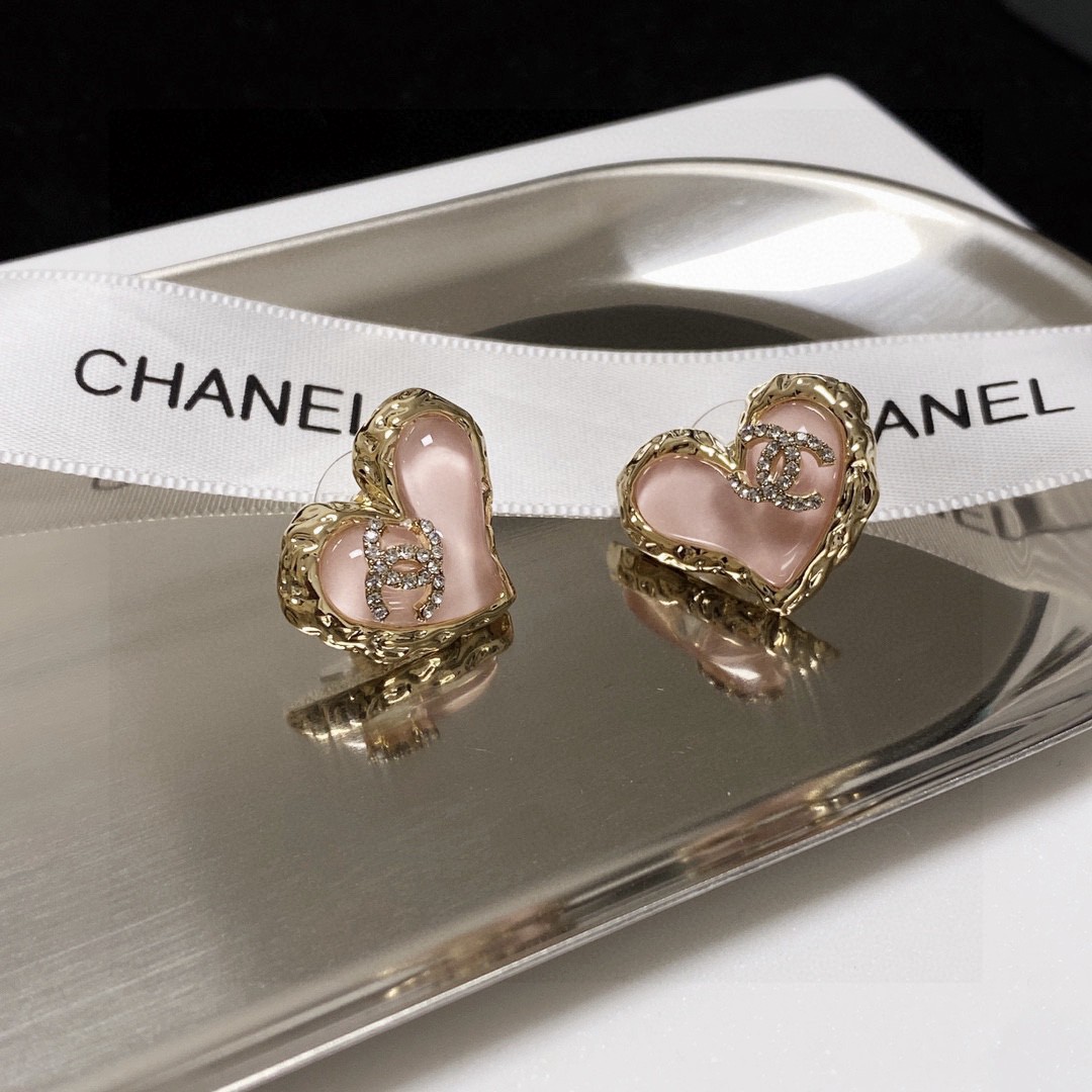 TOP CHANEL Classic Heart Stud Earrings - Pink