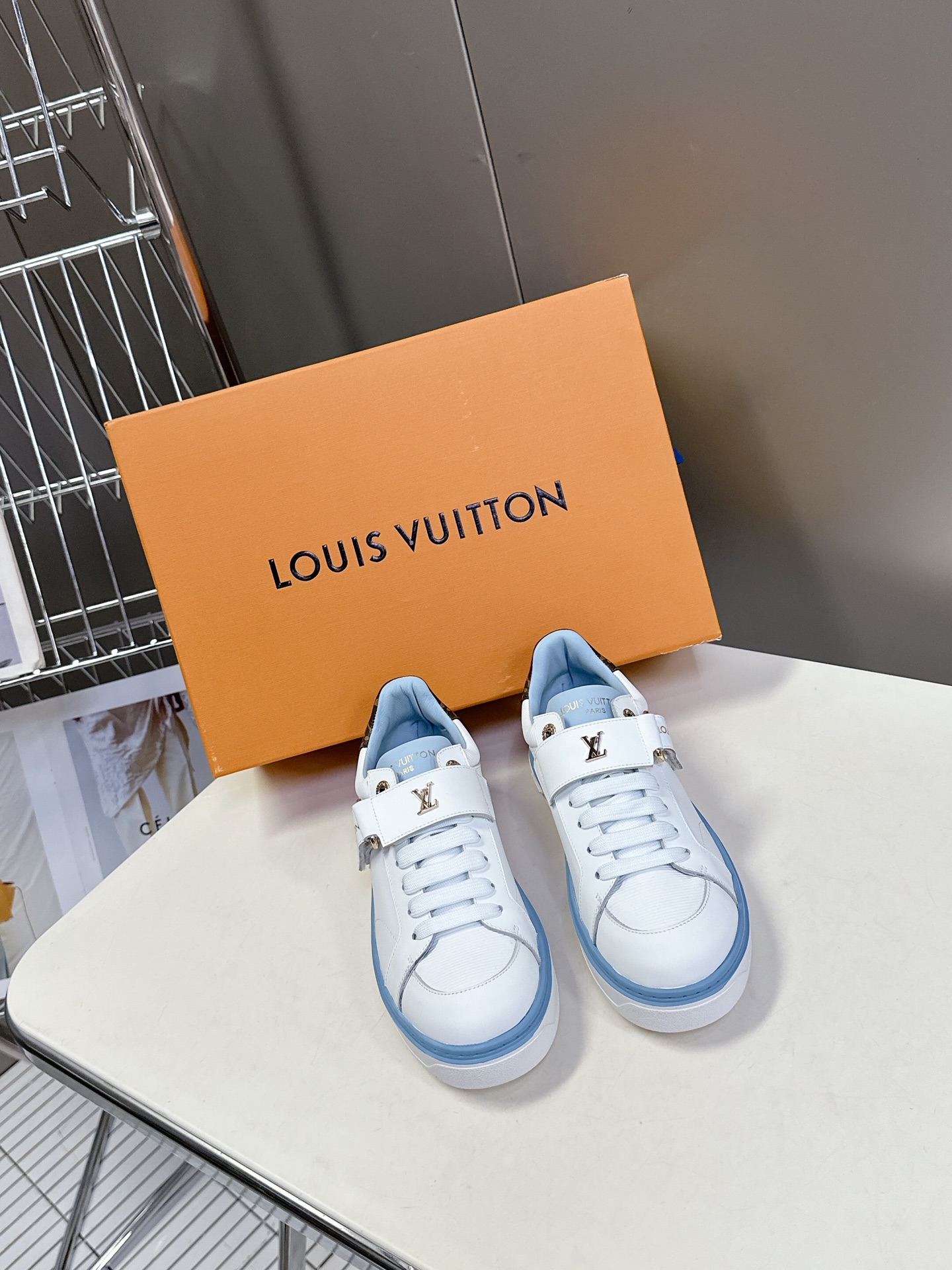 TOP Louis Vuitton LV  Sneakers -White