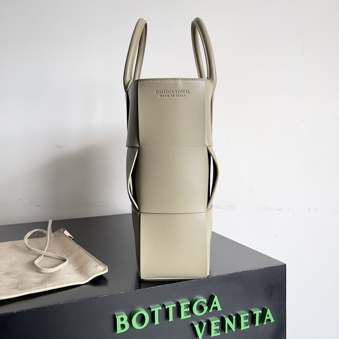 TOP Bottega Veneta BV Tote Bags - Beige