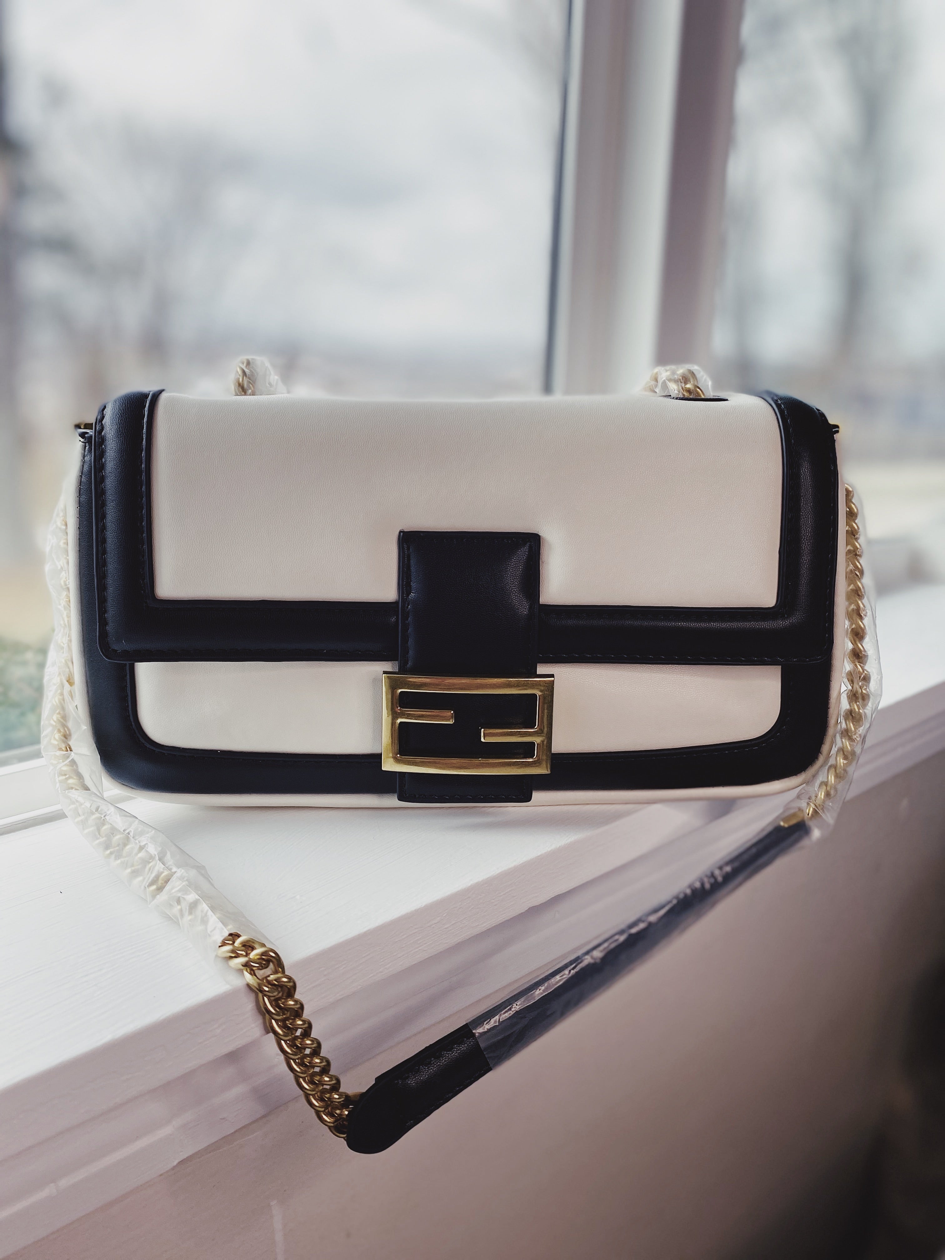TOP FENDI White Baguette Shoulder Bag