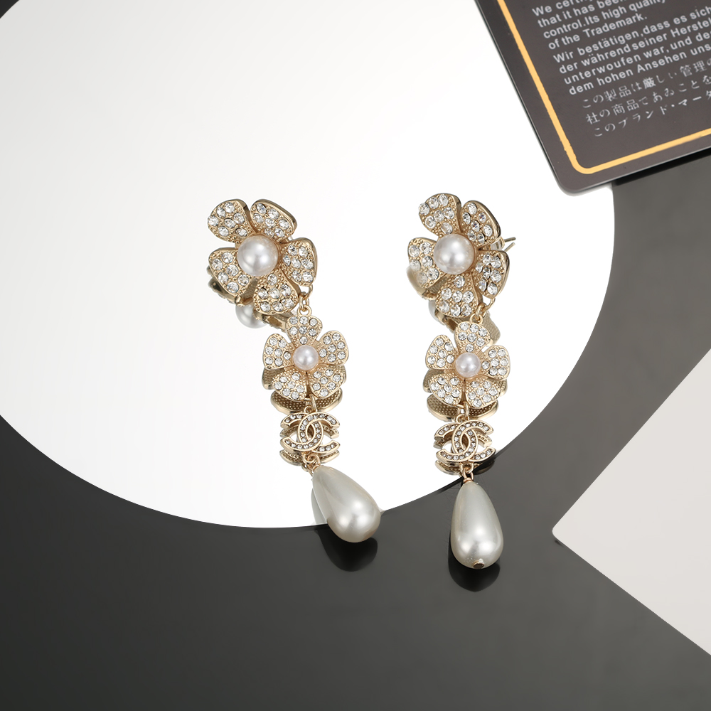 TOP CHANEL Flower Earrings