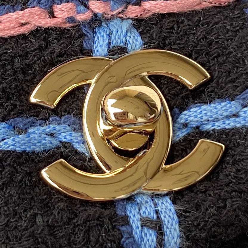 TOP CHANEL Classic Flap Bag Tweed Medium 25.5cm - Multicolour & GHW