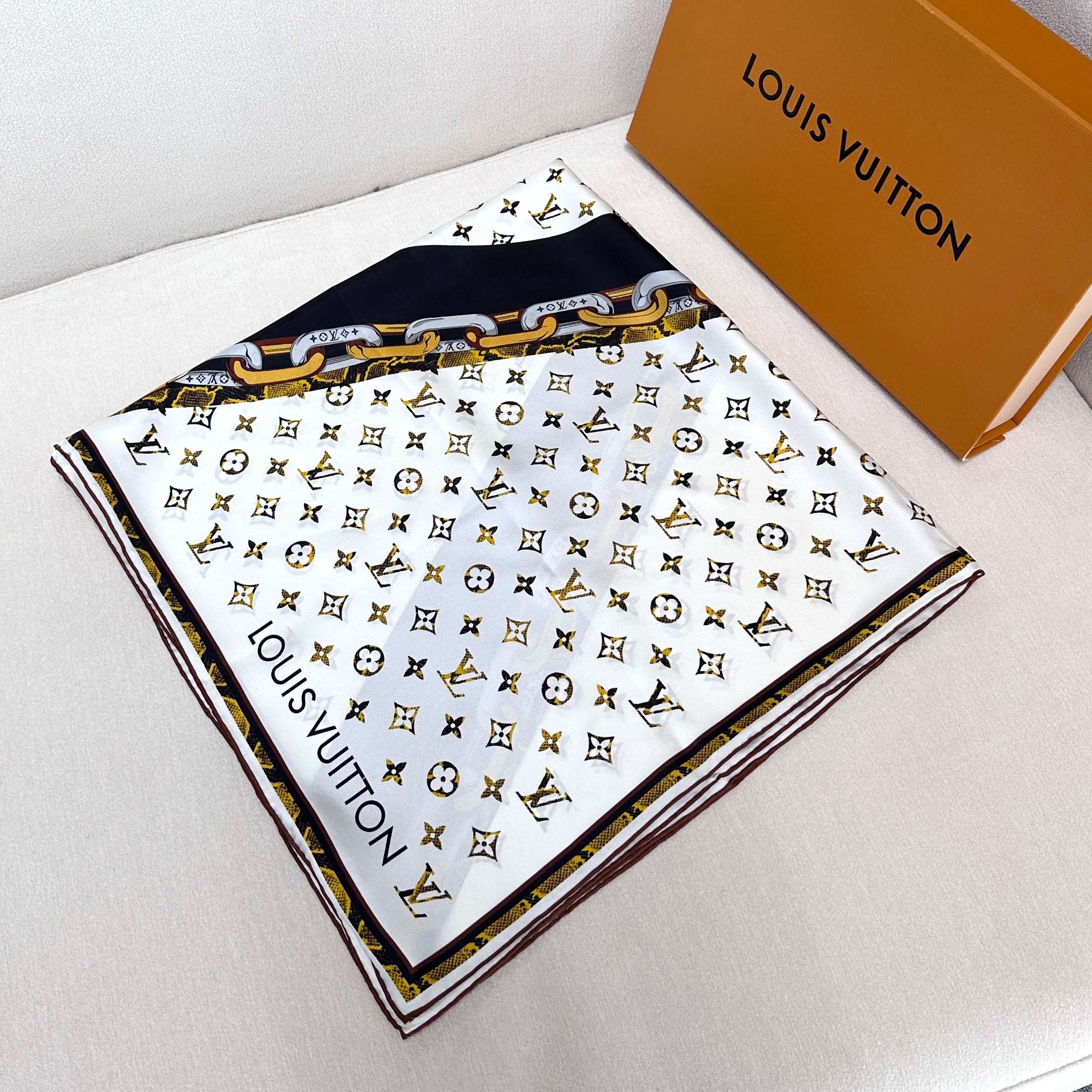 TOP Louis Vuitton LV Monogram Square Scarf 90 x 90 cm - White