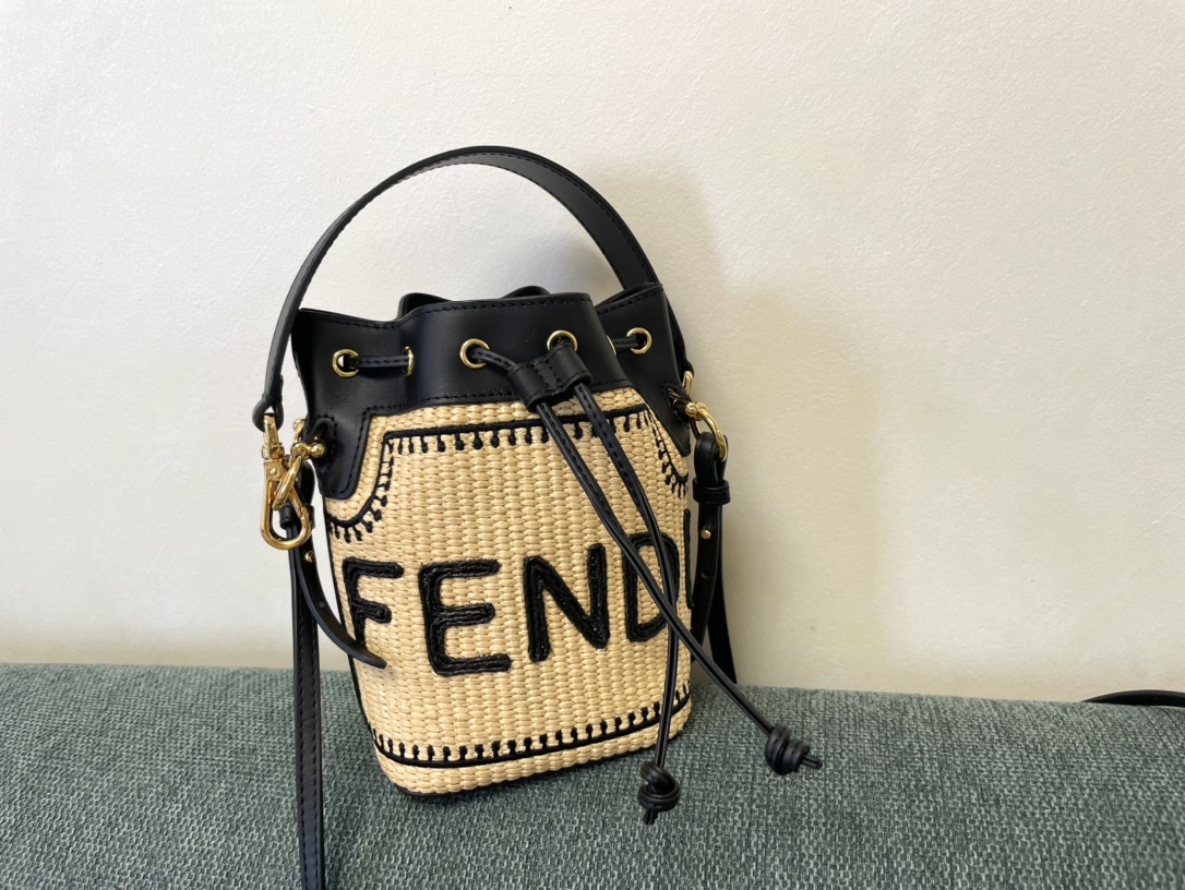 TOP FENDI Grass Woven Bucket Bag - 18x12x10cm - Black