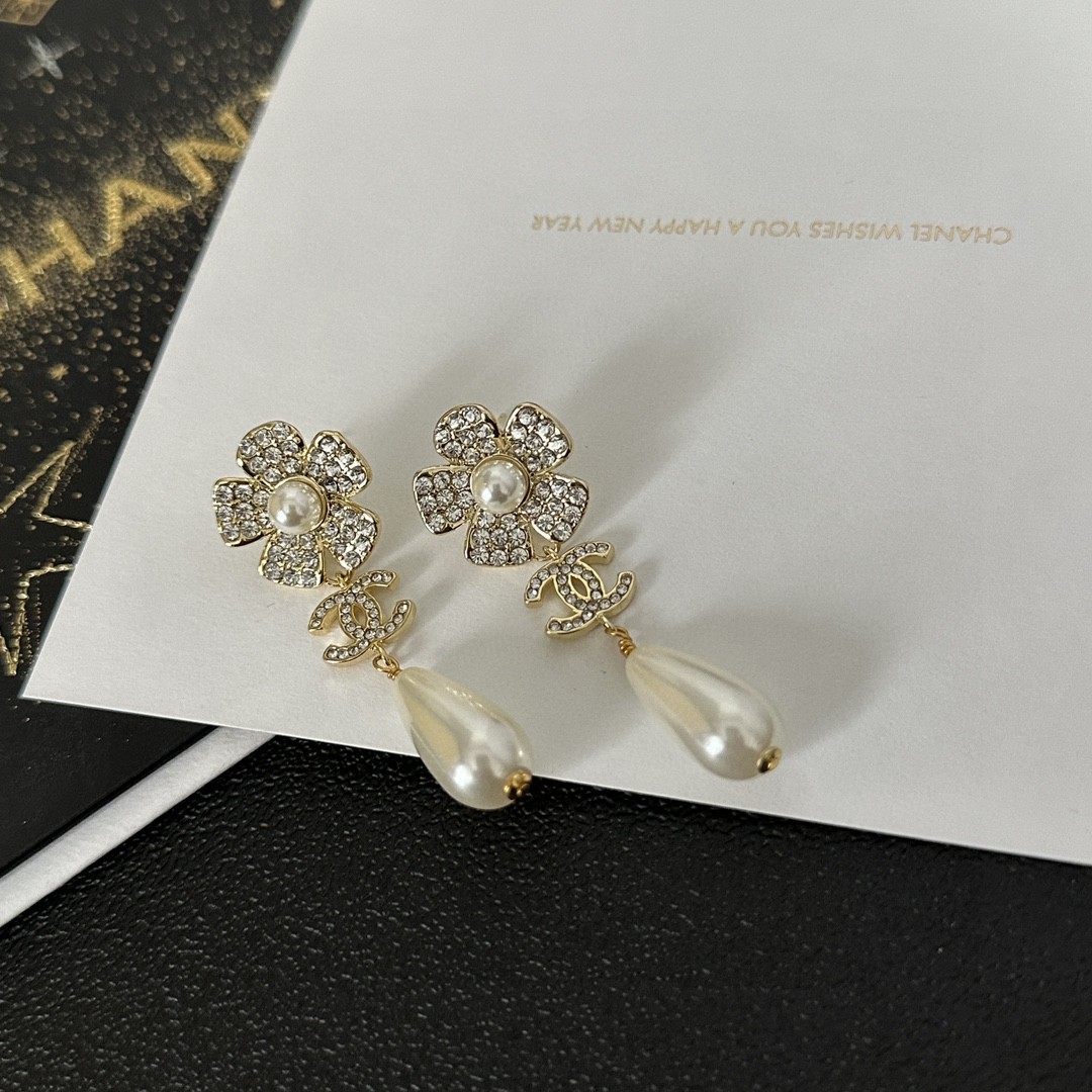 TOP CHANEL Flower Pearl Stud Earrings - Gold