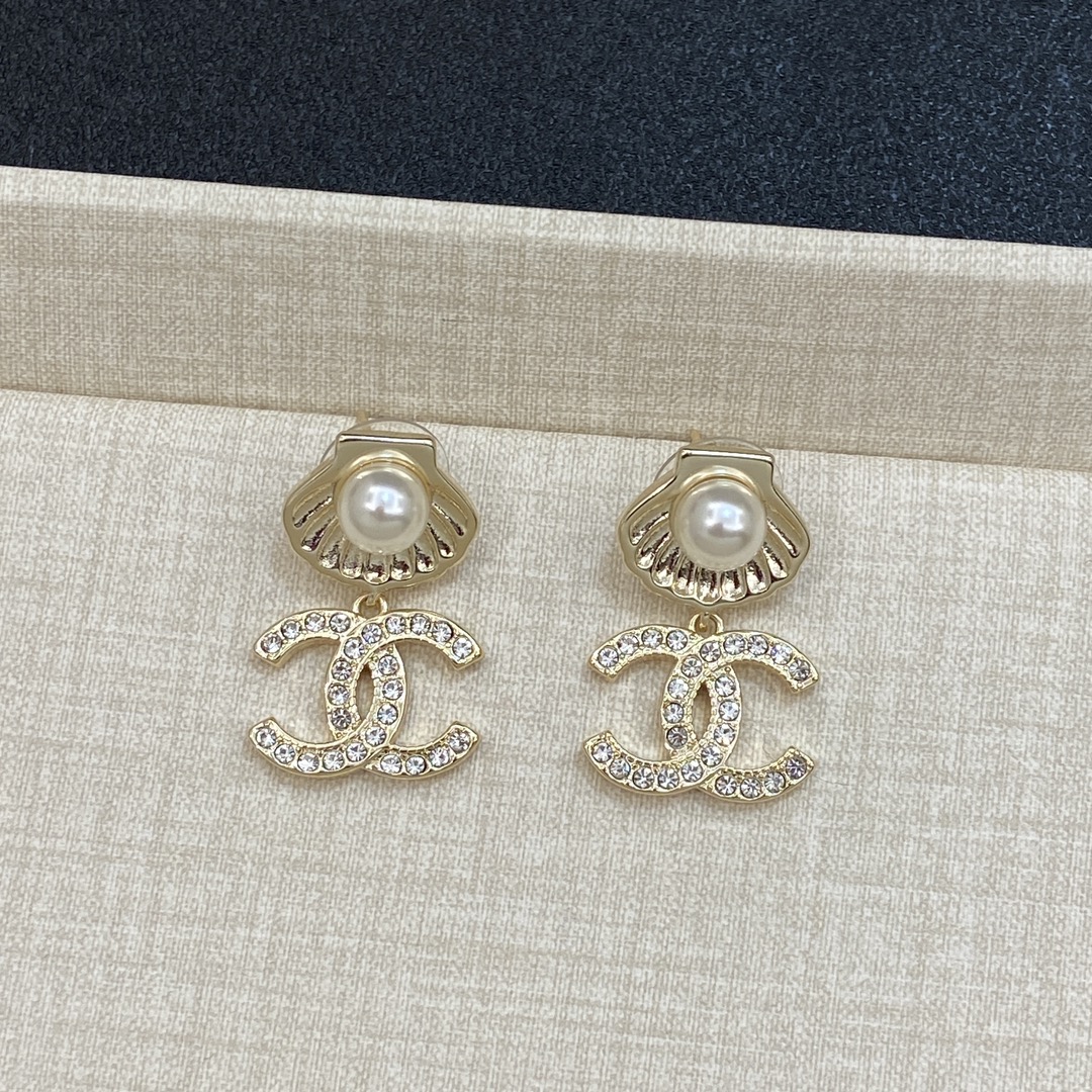 TOP CHANEL Pedant CC Earrings