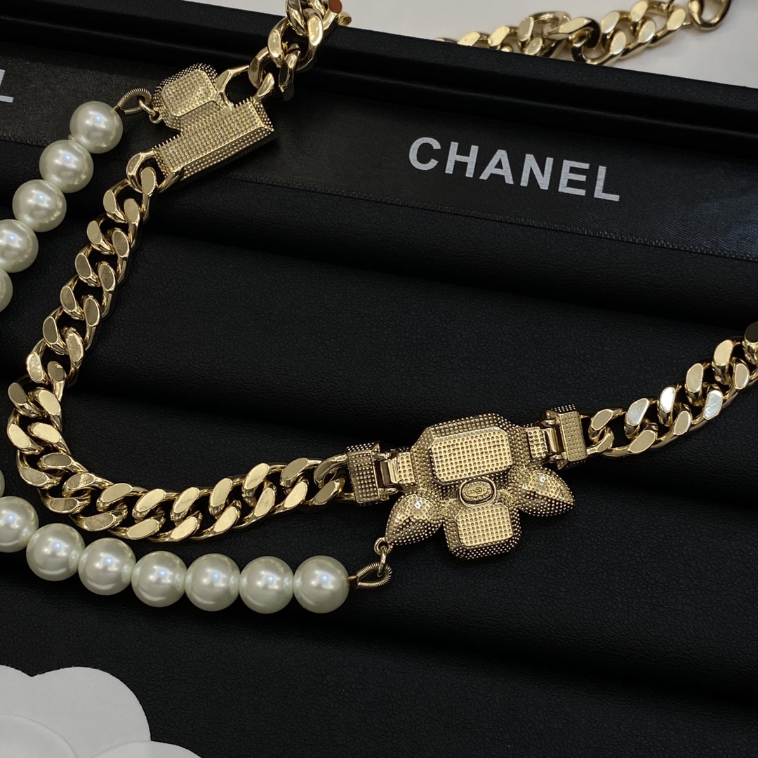 TOP CHANEL Sweater Chain with Pearl and Crystal - Gold