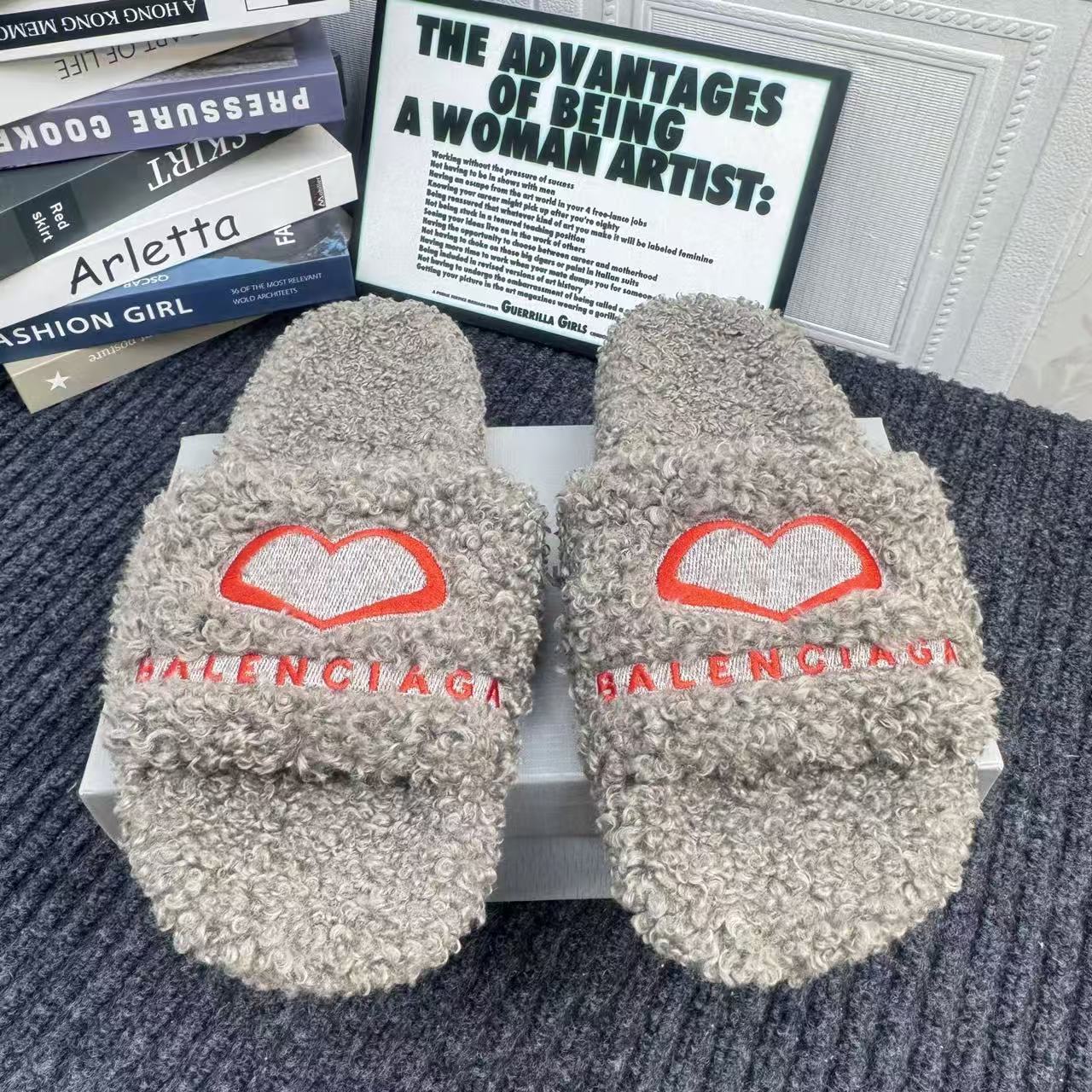 Balenciaga Fluffy Slippers(Replica)