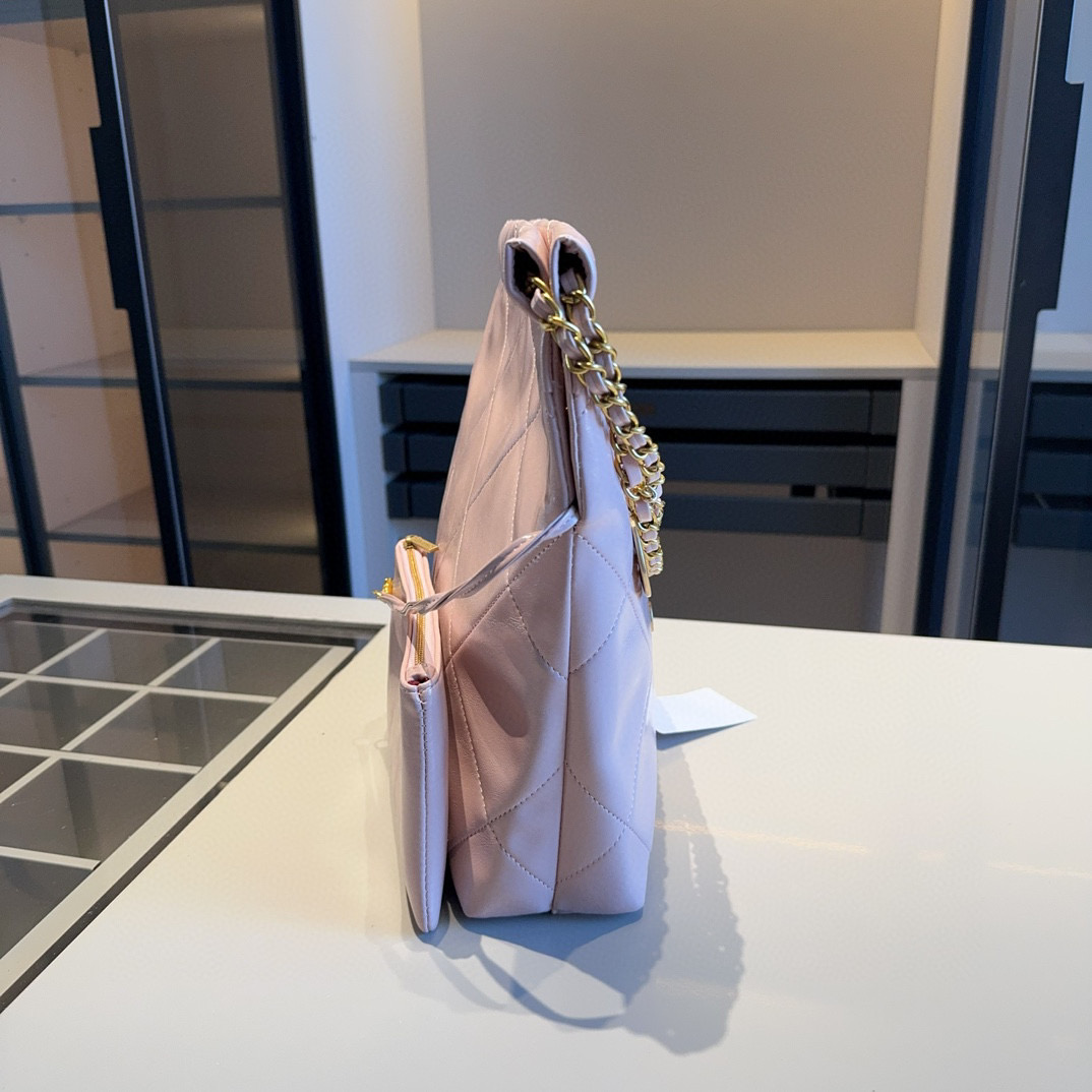 CHANEL 22 SMALL HANDBAG Calfskin & Gold Metal Pink