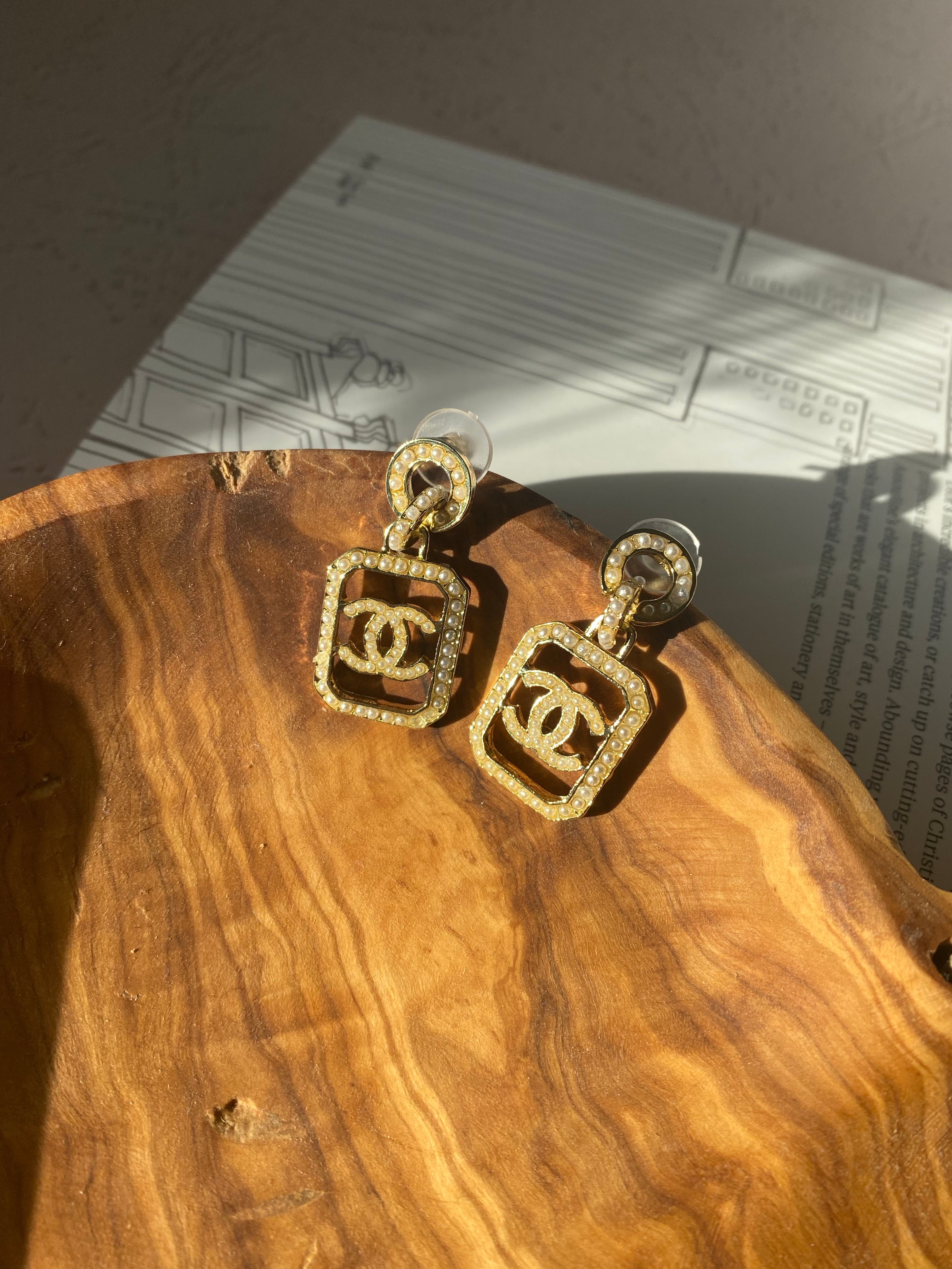 TOP CHANEL Dangle Earrings