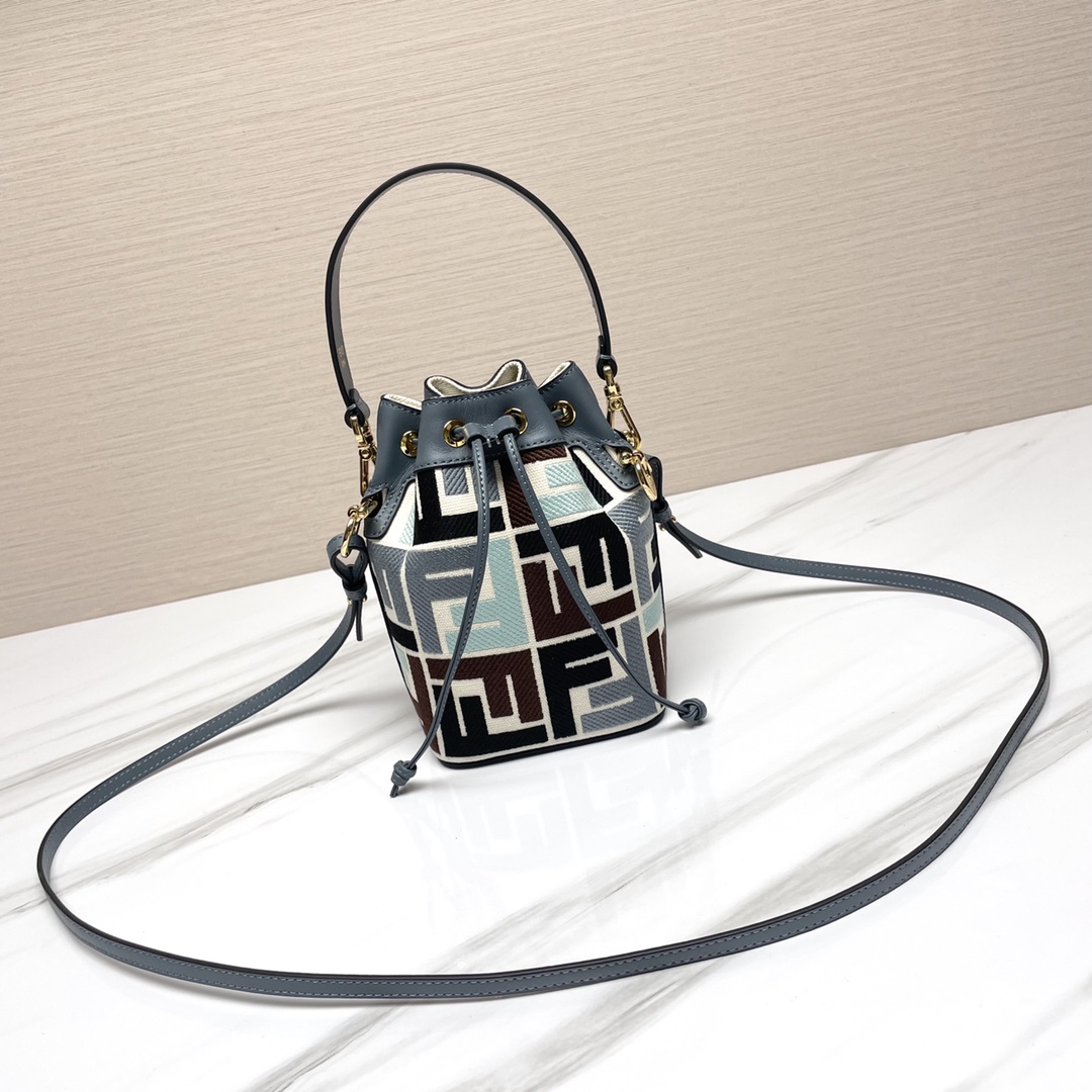 TOP FENDI Mon Tresor Small Bucket Bag 12x18x10cm - Blue