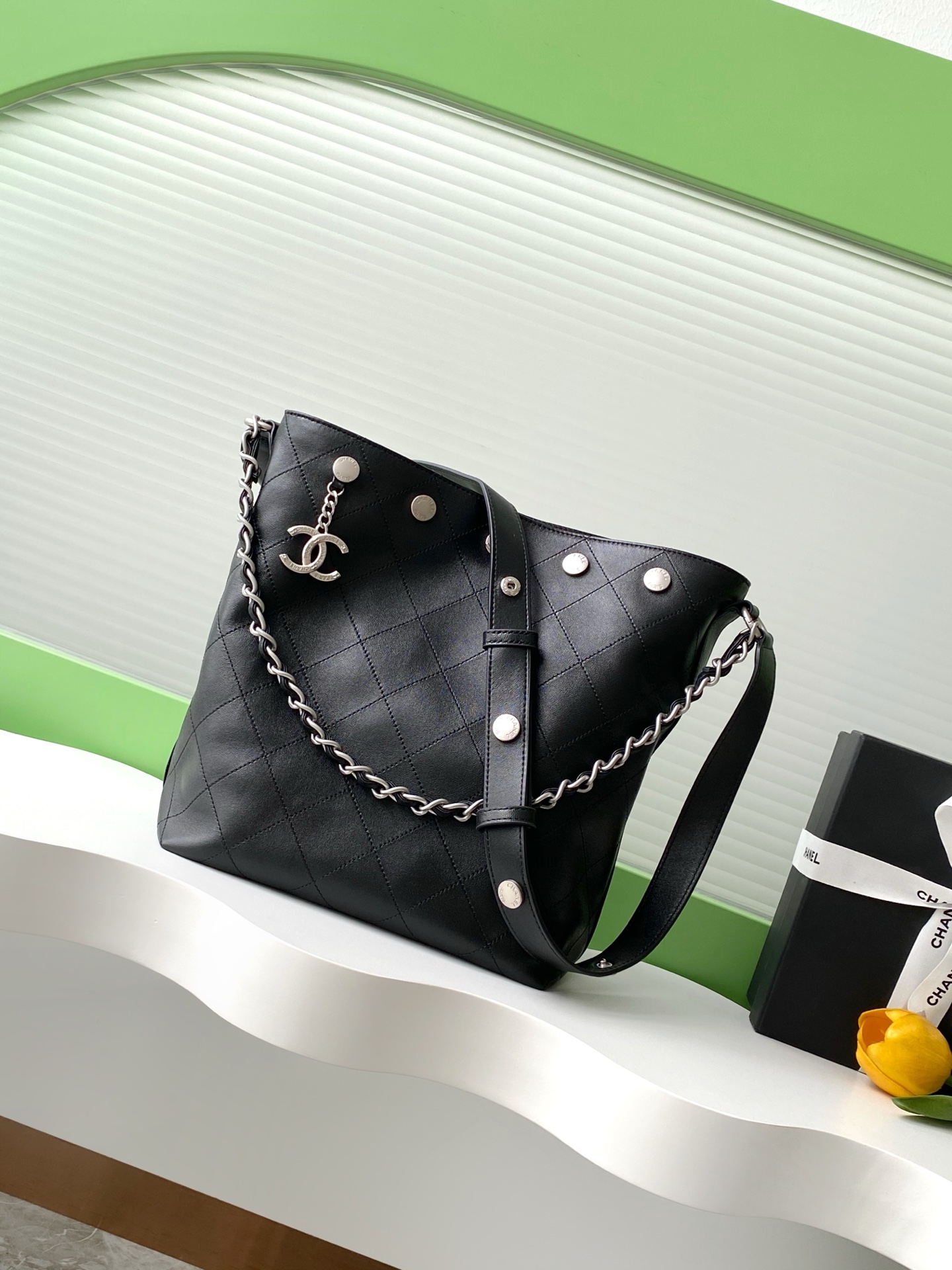 TOP CHANEL Riveted Bucket Bag 28-31-15 cm - 2 Colors