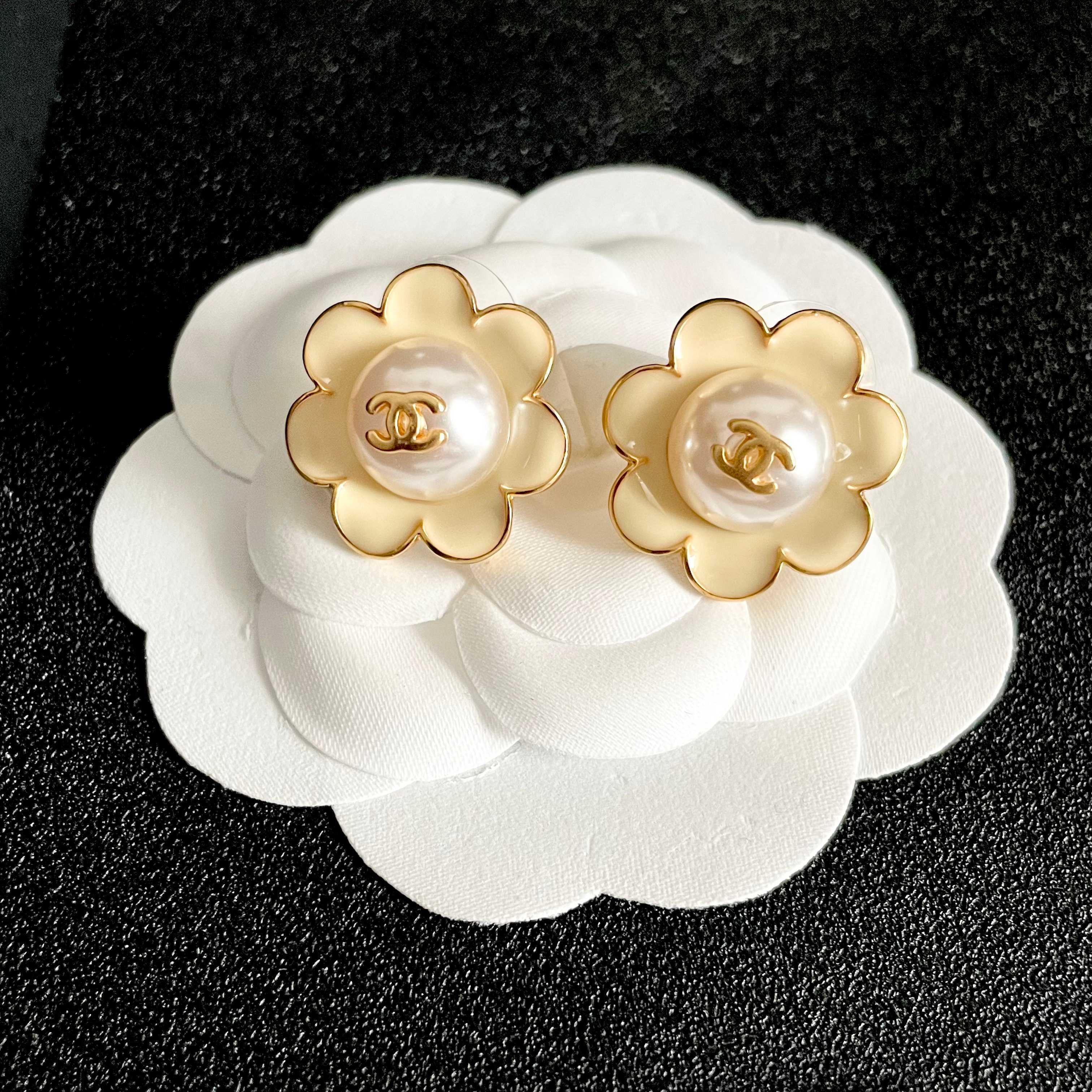 TOP CHANEL CC Earrings - White