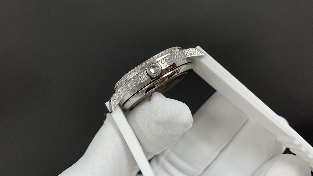 TOP Patek Philippe AQUANAUT Women's 35.6mm Watch - White with Silver