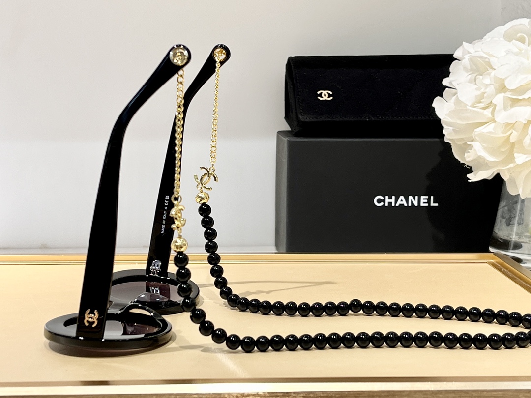 TOP CHANEL Exclusive Chain Hole Notch Buckle Sunglasses