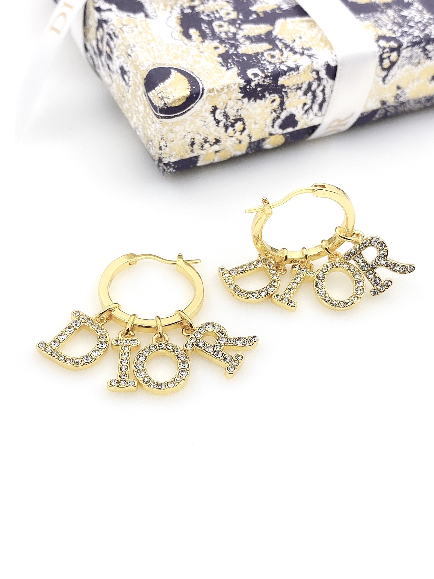TOP Christian Dior Letter Aiamond Earrings - Gold
