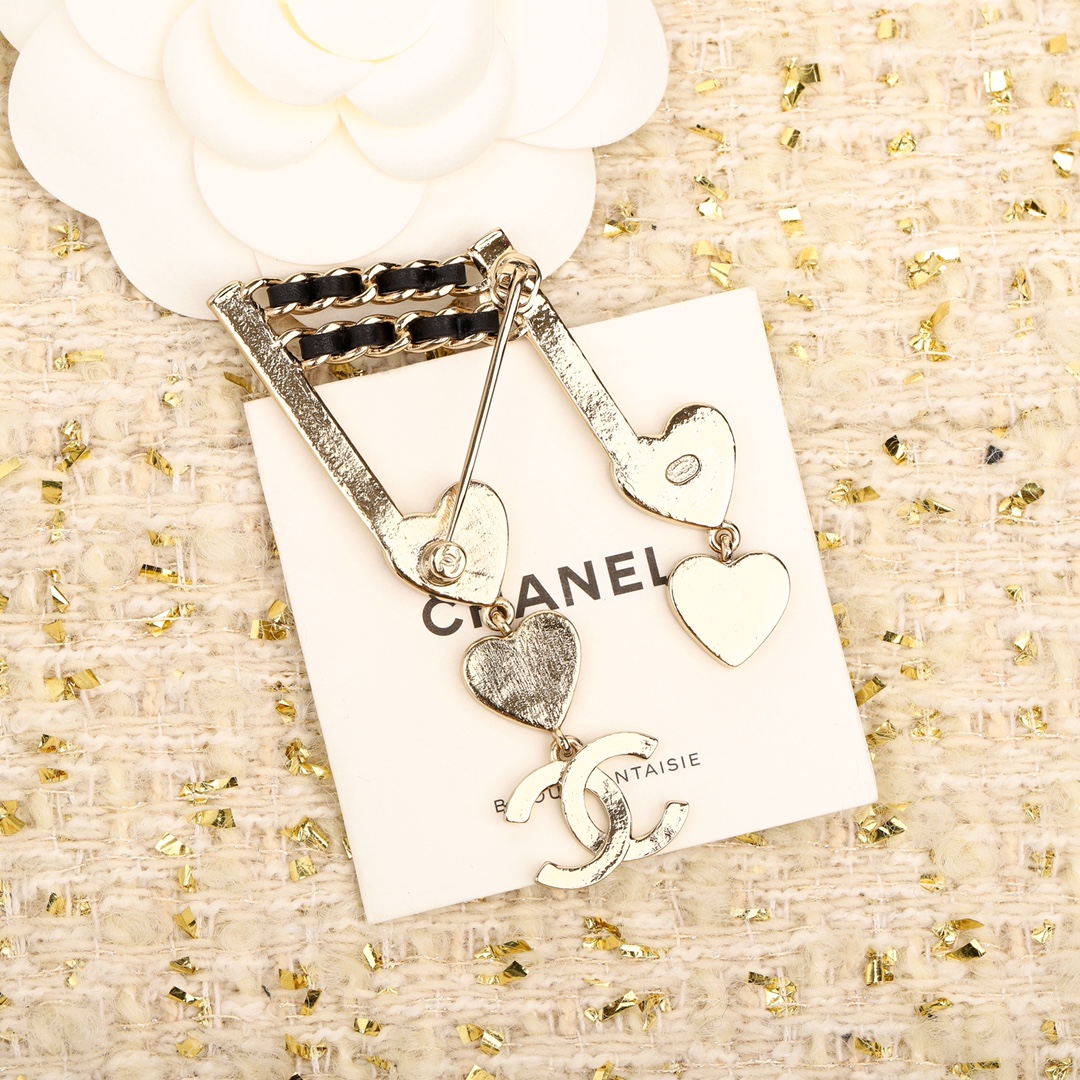 TOP CHANEL Note Heart Brooch-Pink