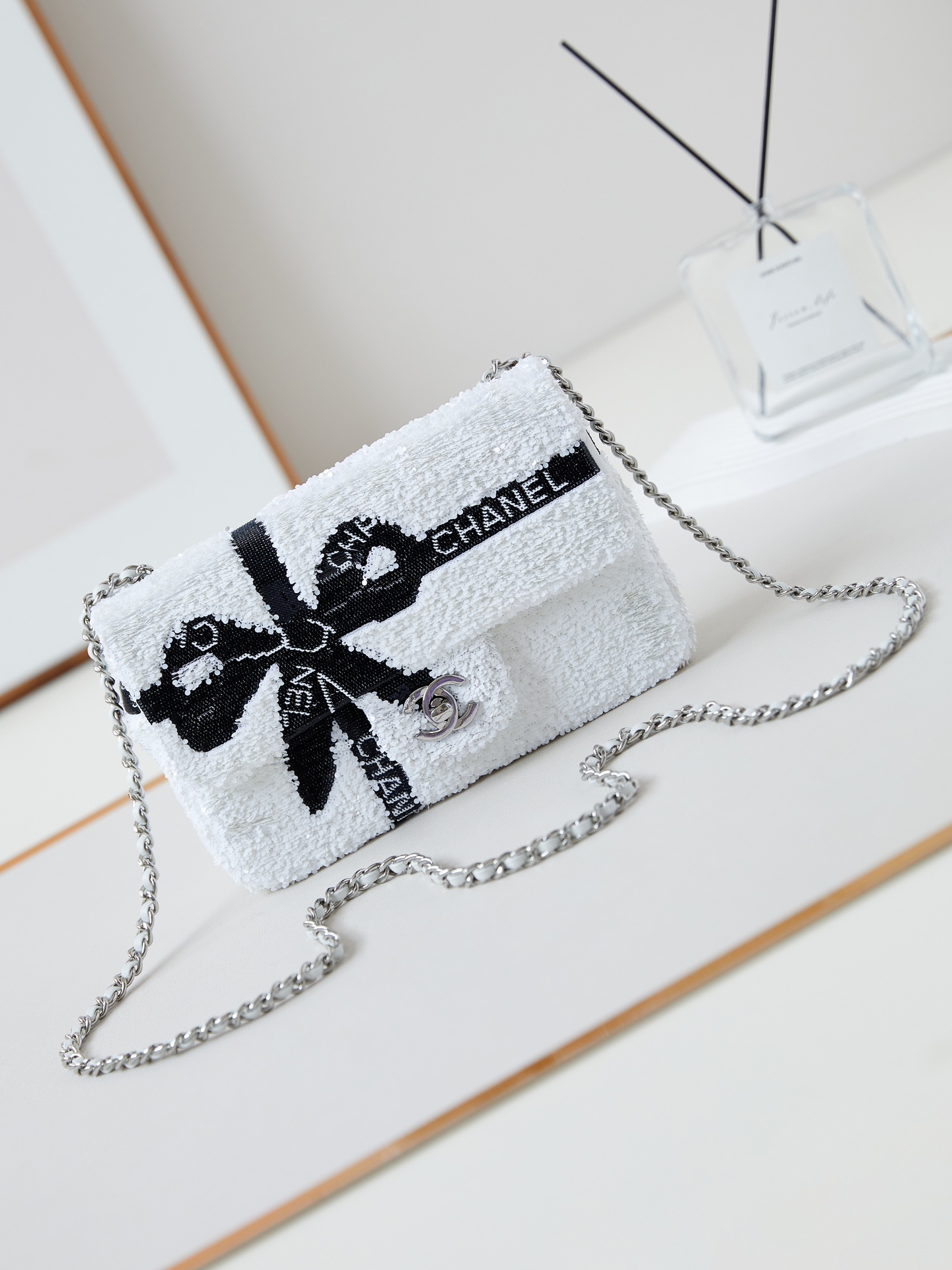 TOP CHANEL 24B Bow Black And White Sequins 14*21*7cm - White