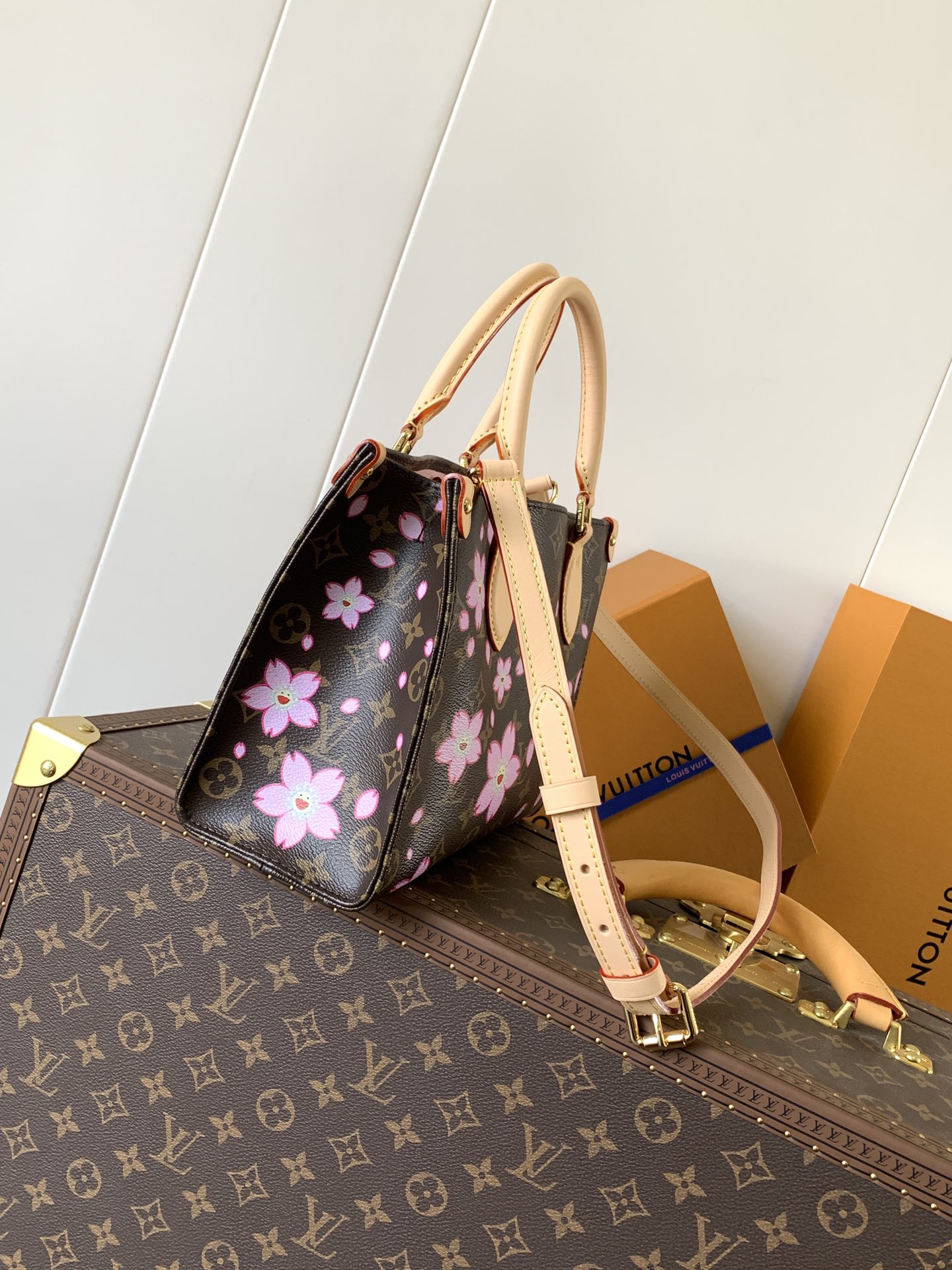 TOP Louis Vuitton LV On The Go Bag with Cherry Blossom Pattern 25x19x11.5cm - Brown