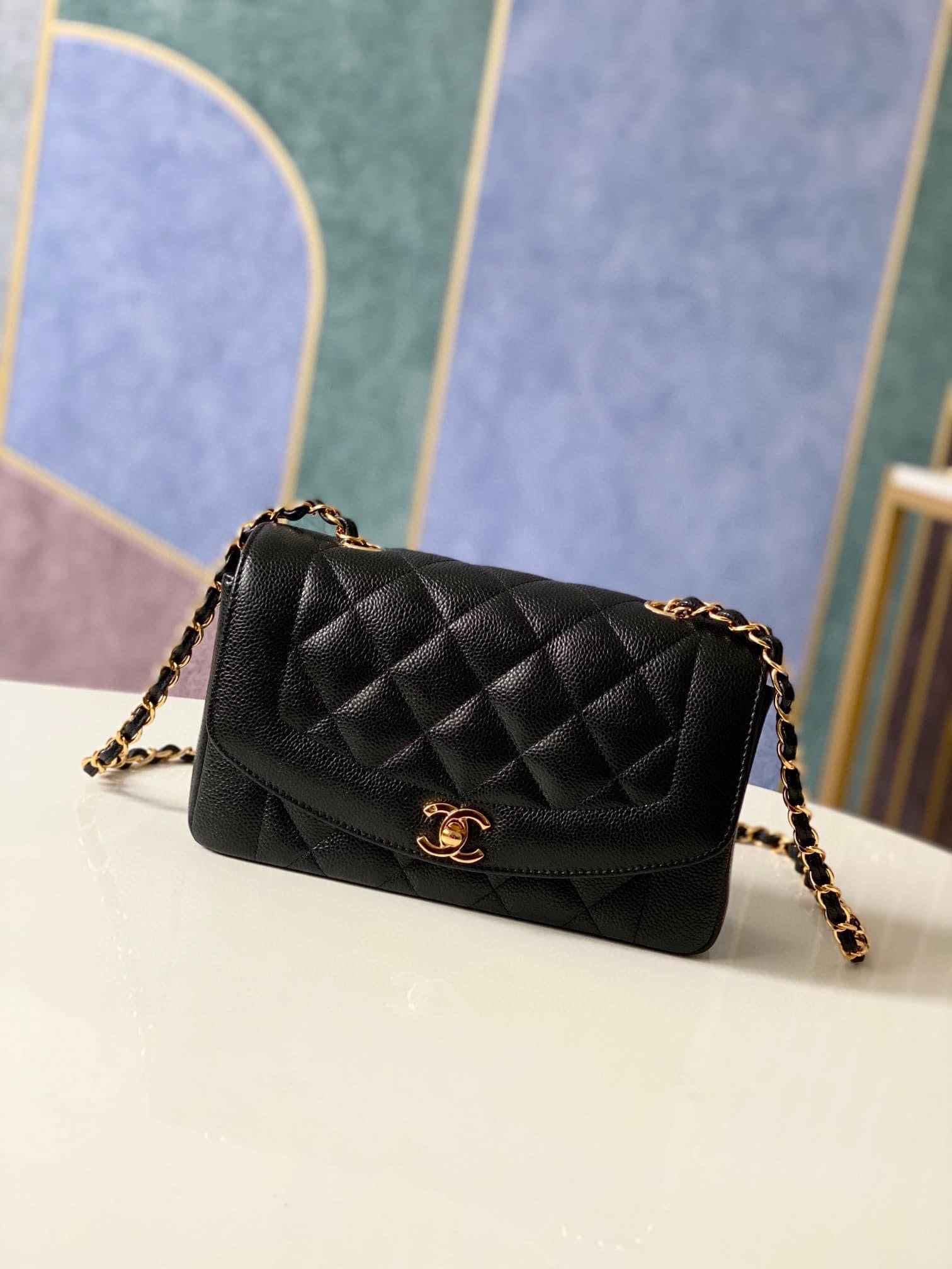 TOP CHANEL Diana Small Flap Bag - Black & GHW