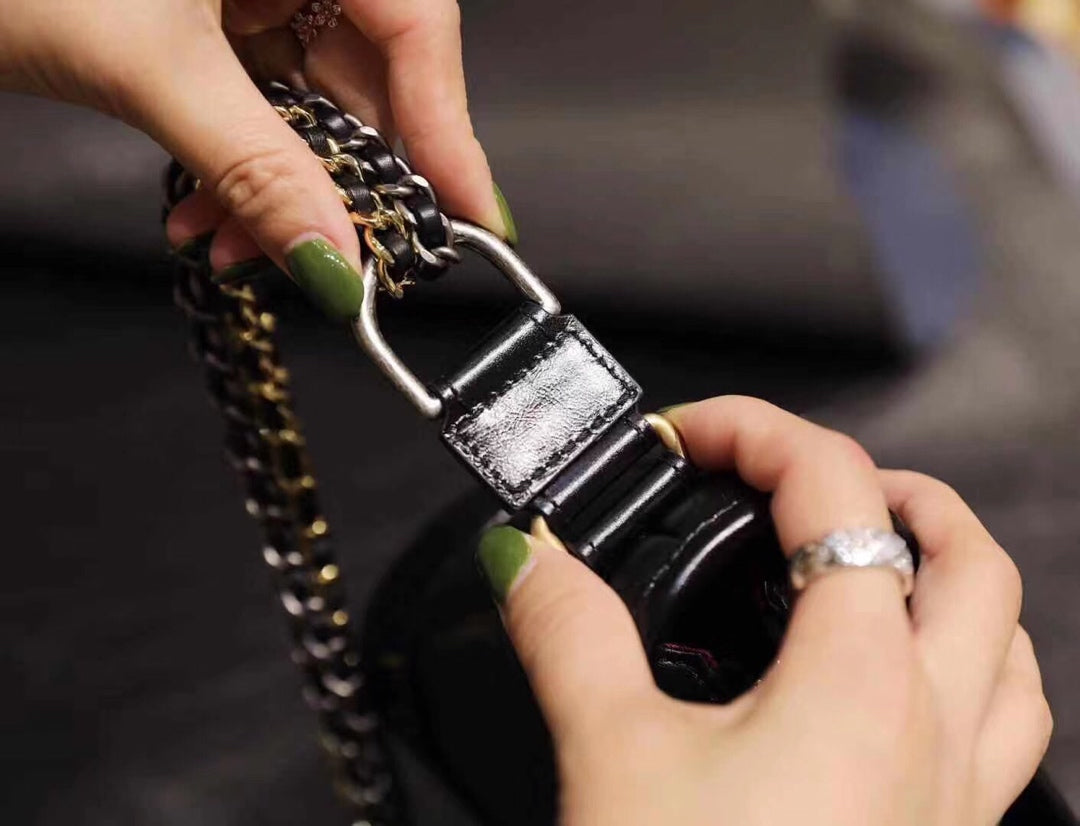 TOP CHANEL Gabrielle Bag Quilted Small 20cm - Black
