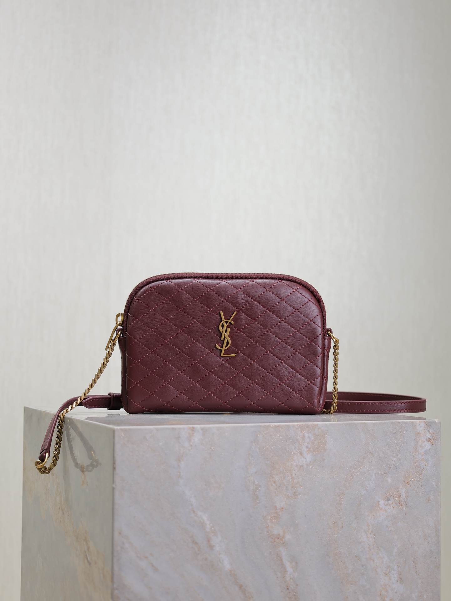 TOP Yves Saint Laurent YSL Gaby zipped pouch in quilted lambskin 19x3x3.5cm  - Red