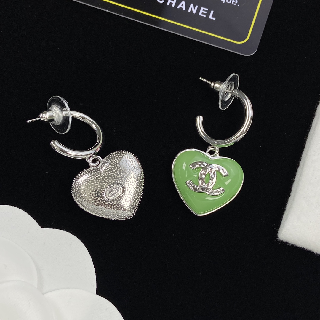 Top CHANEL Metallic Green Heart Earrings - silver