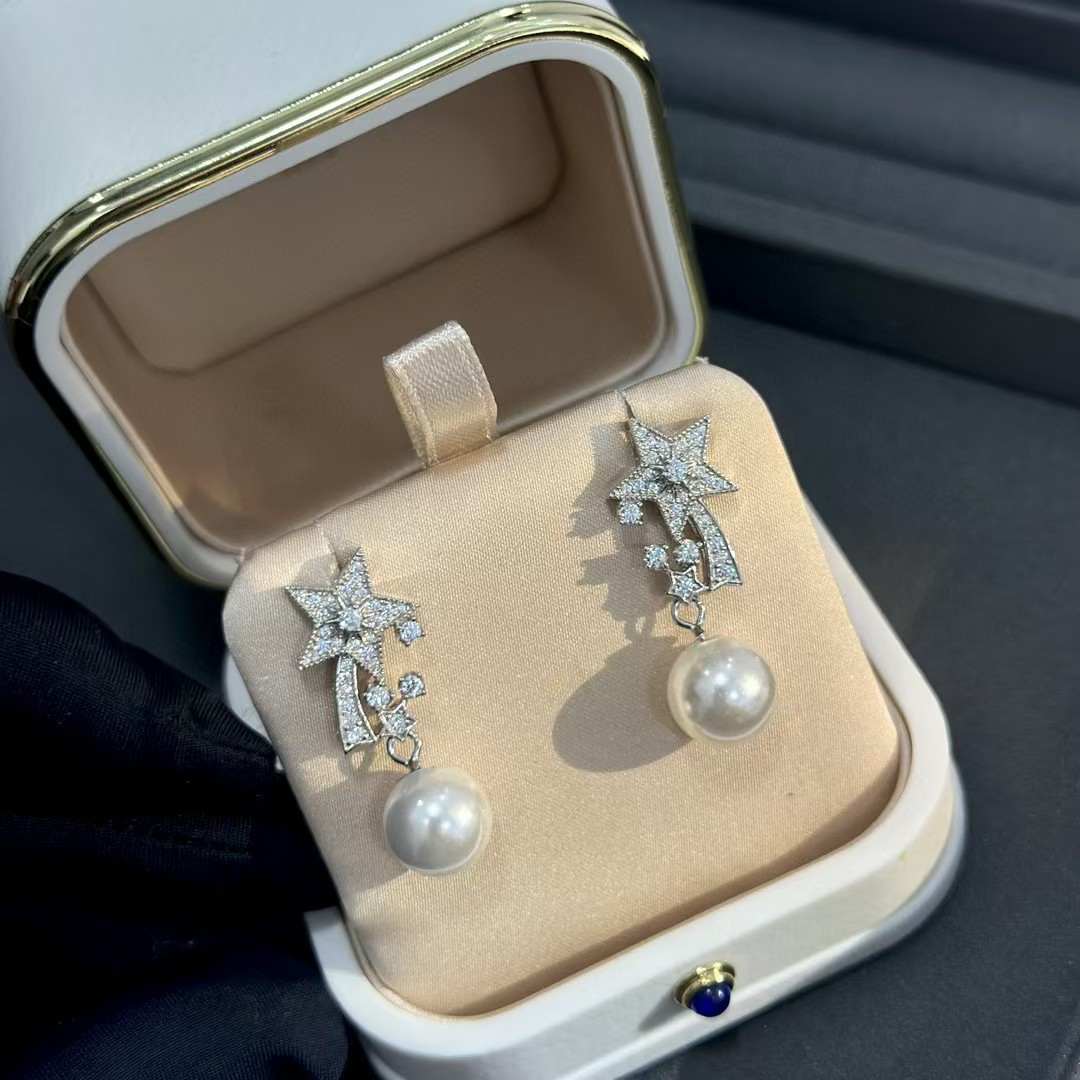 TOP CHANEL Flat Pearl Earrings