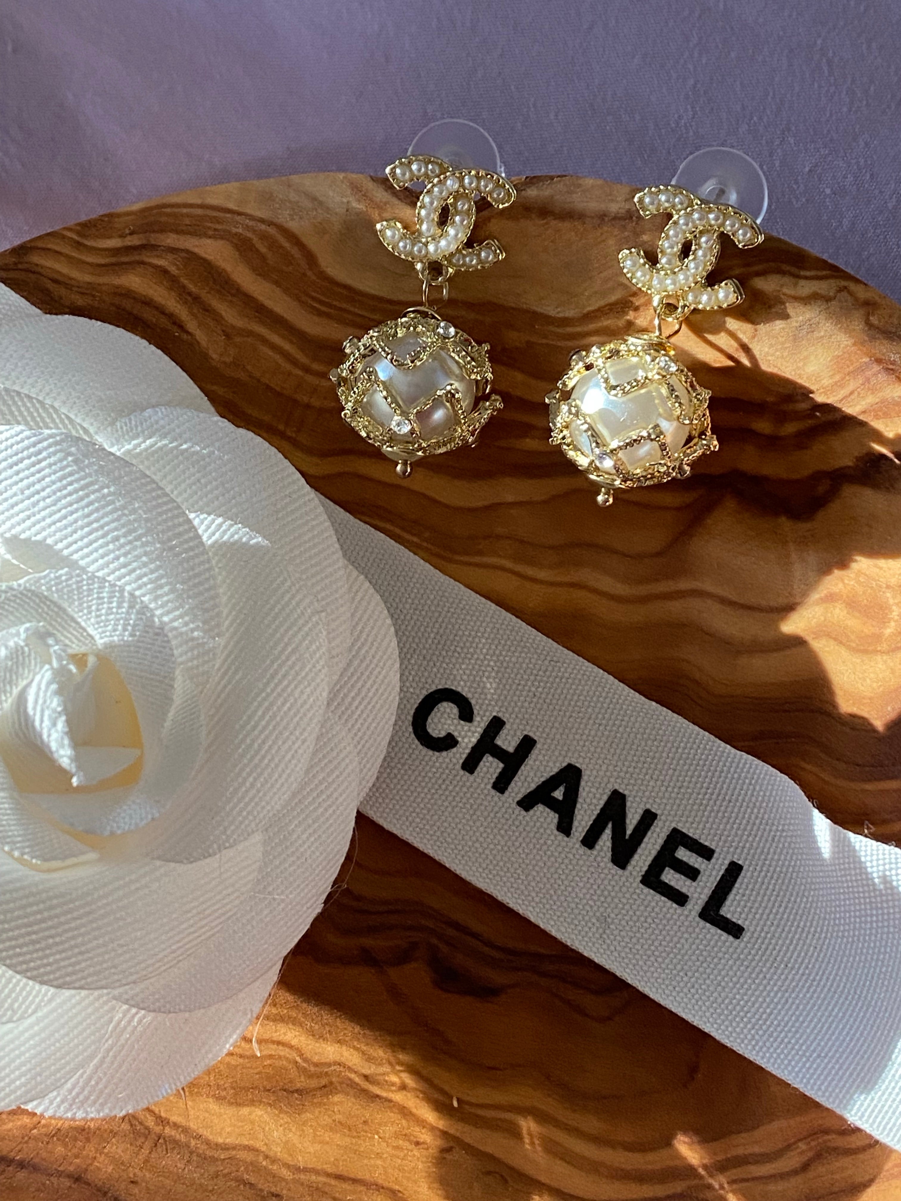 TOP CHANEL Dangle Pearl Earrings
