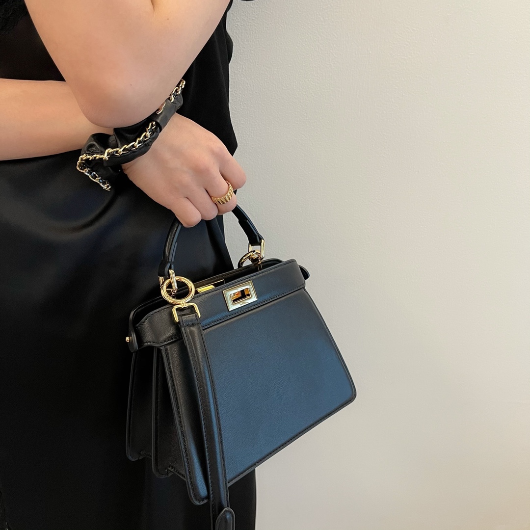 TOP FENDI Peekaboo ISeeU Petite Bag 20x11x15cm - Black&GHW