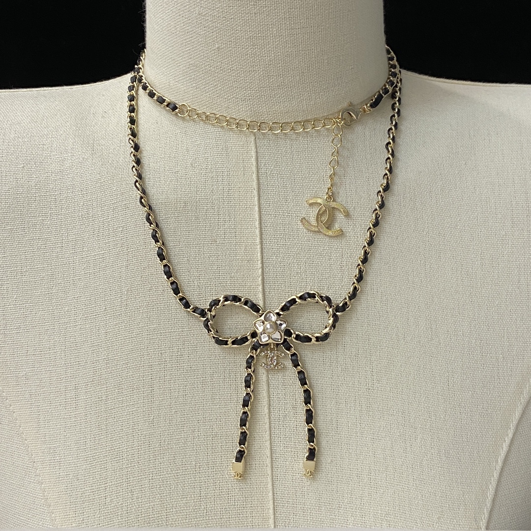 TOP CHANEL Sweater Necklace - Gold