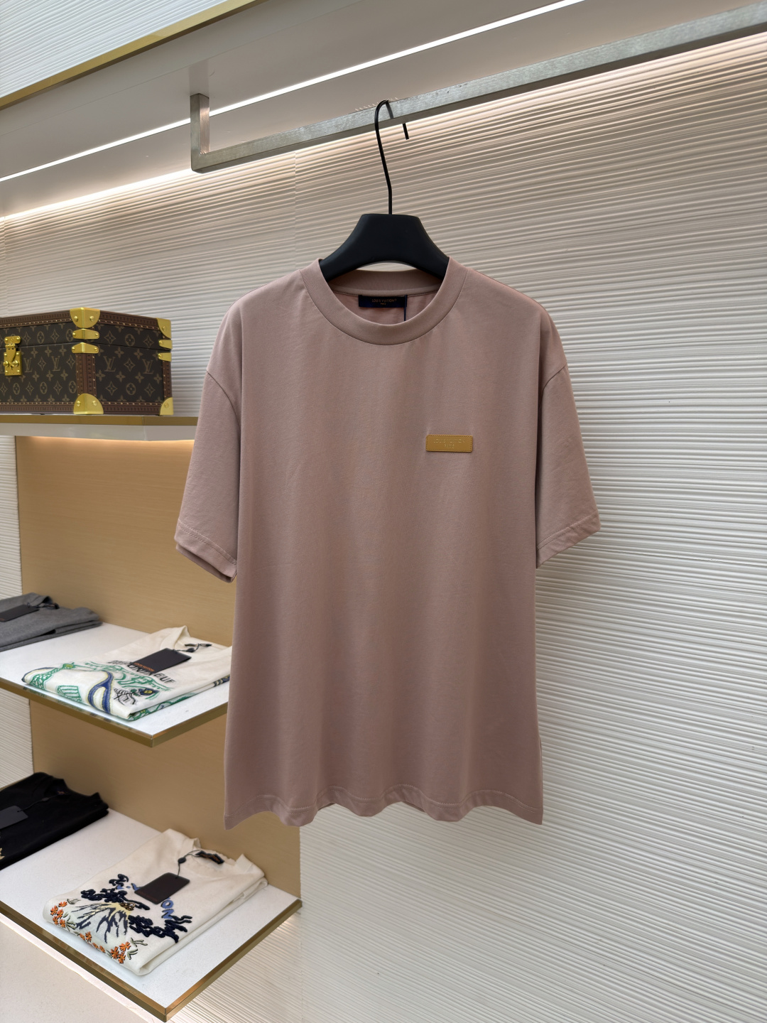 LOUIS VUITTON 茶粉皮标圆领短袖