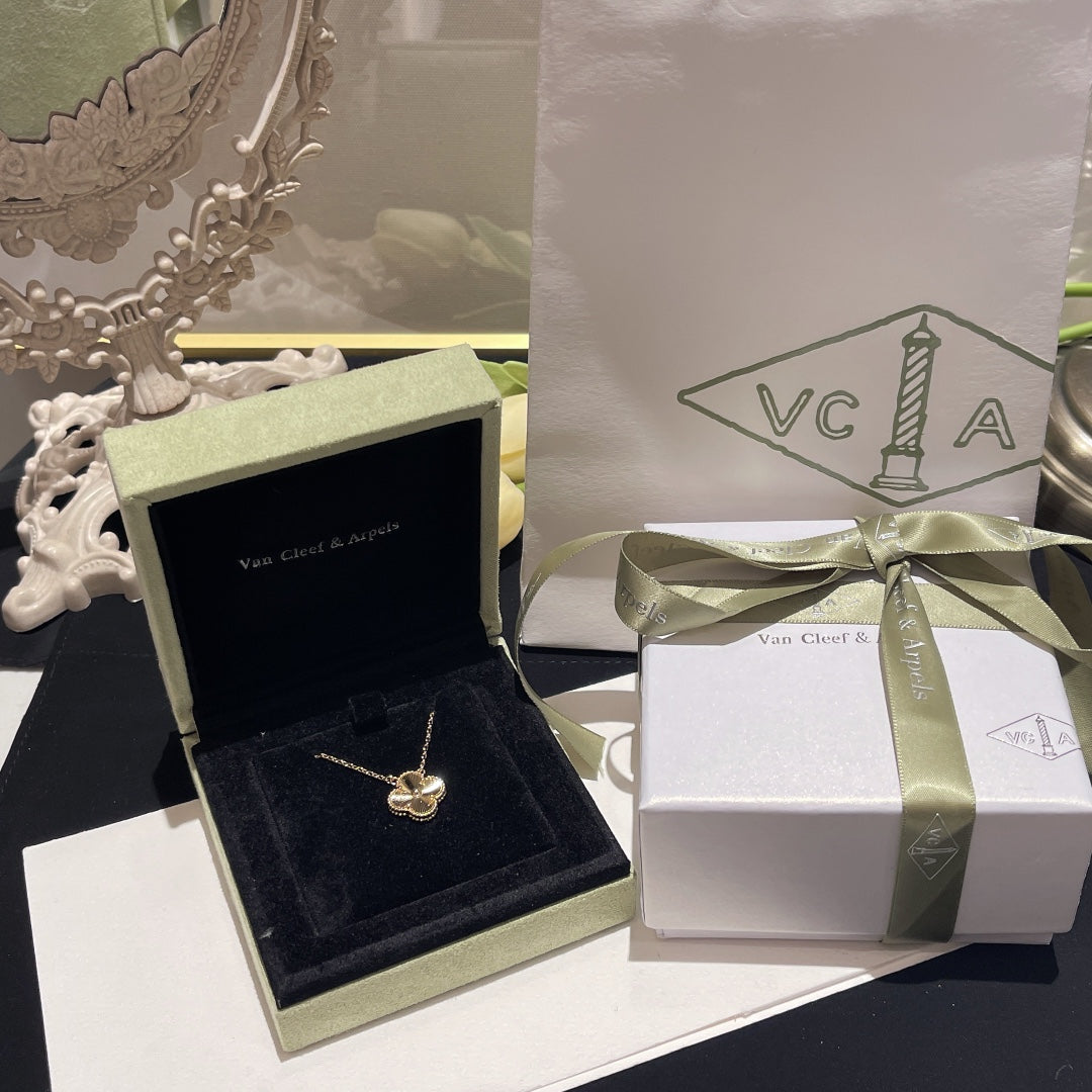 TOP Van Cleef & Arpels VCA Single Motif Albraham Necklace - Gold