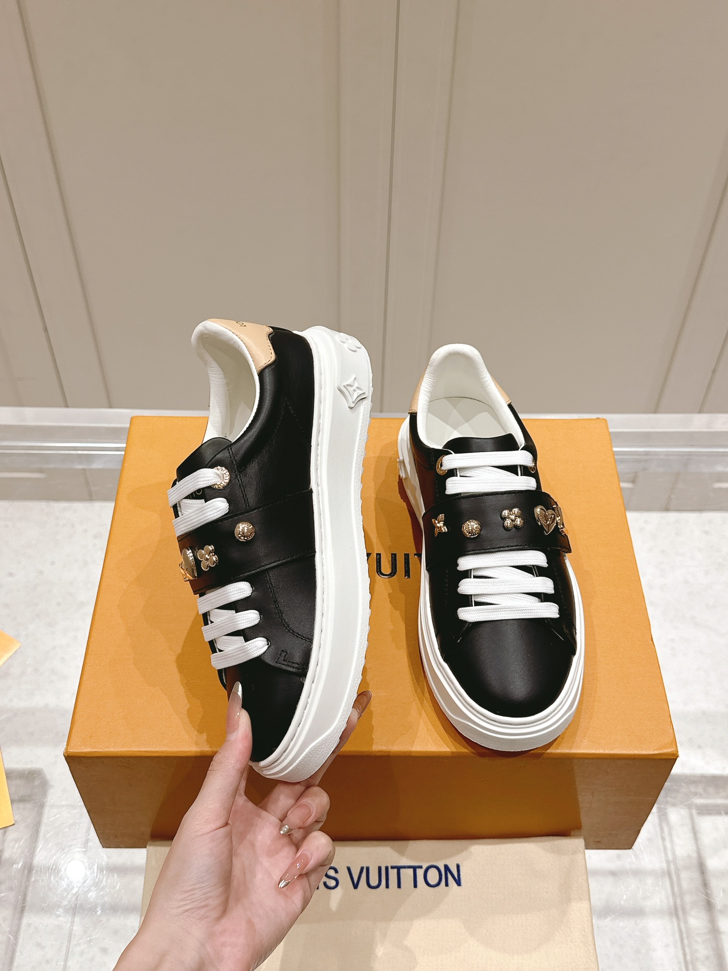 TOP Louis Vuitton LV Sneakers - 3 Colors