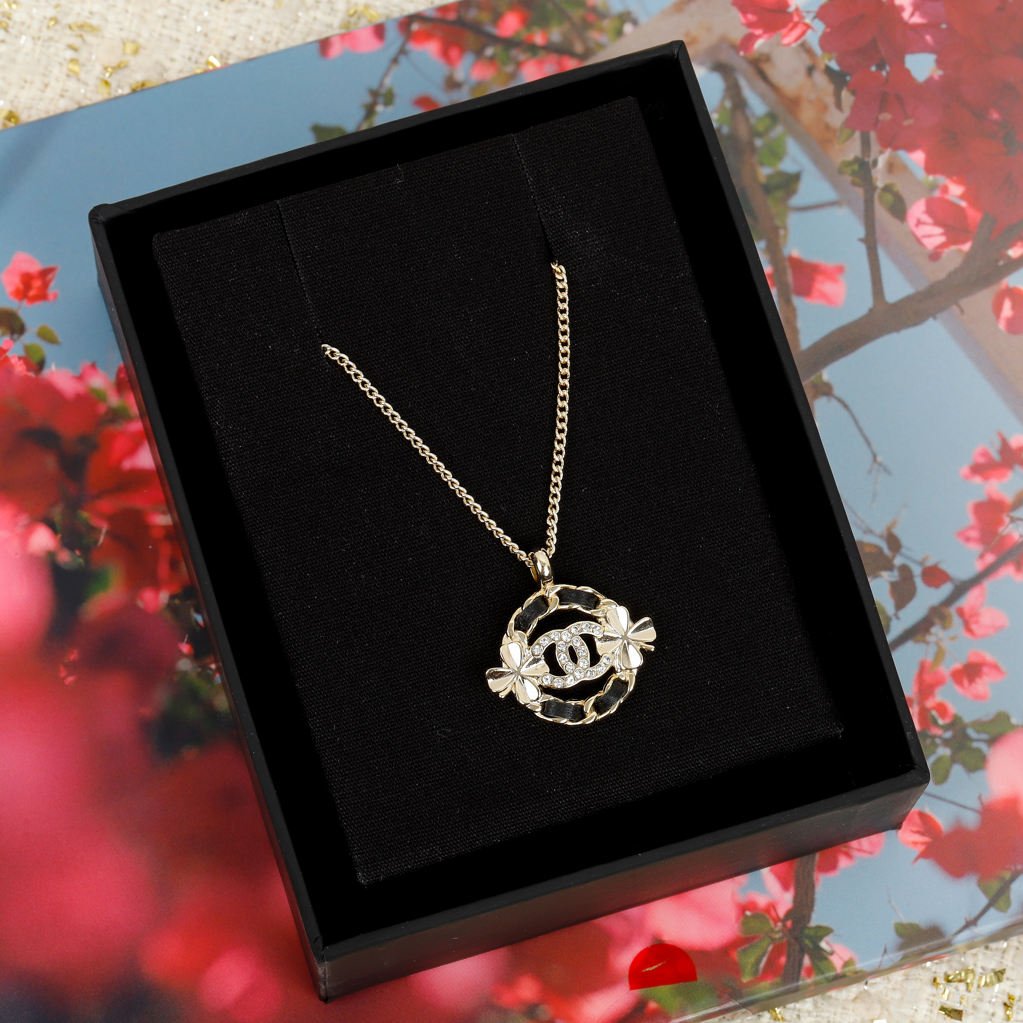 TOP CHANEL Diamond Necklace - Gold