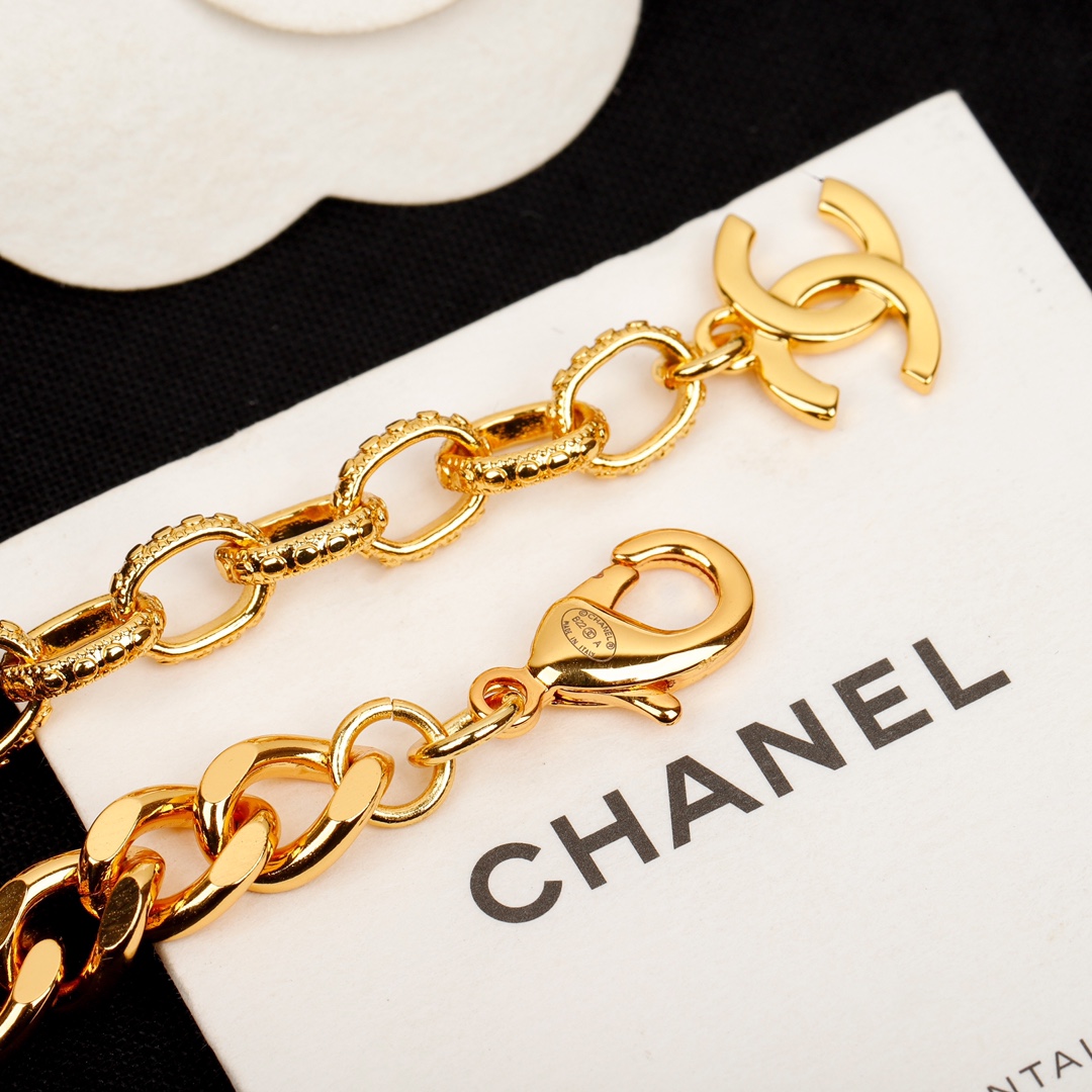 TOP CHANEL Green Resin CC Choker Necklace