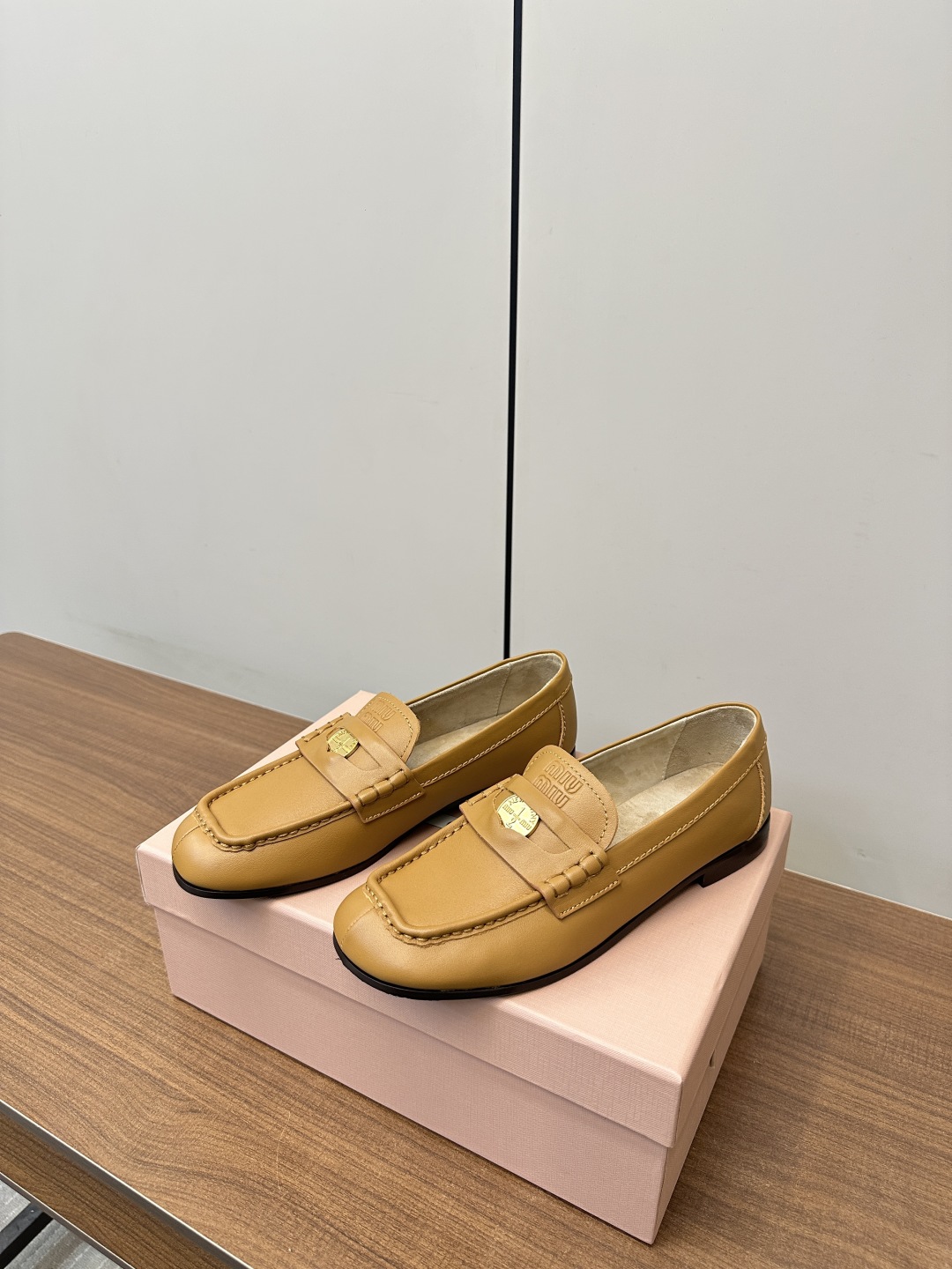 TOP Miu Miu Loafers - 2 Color