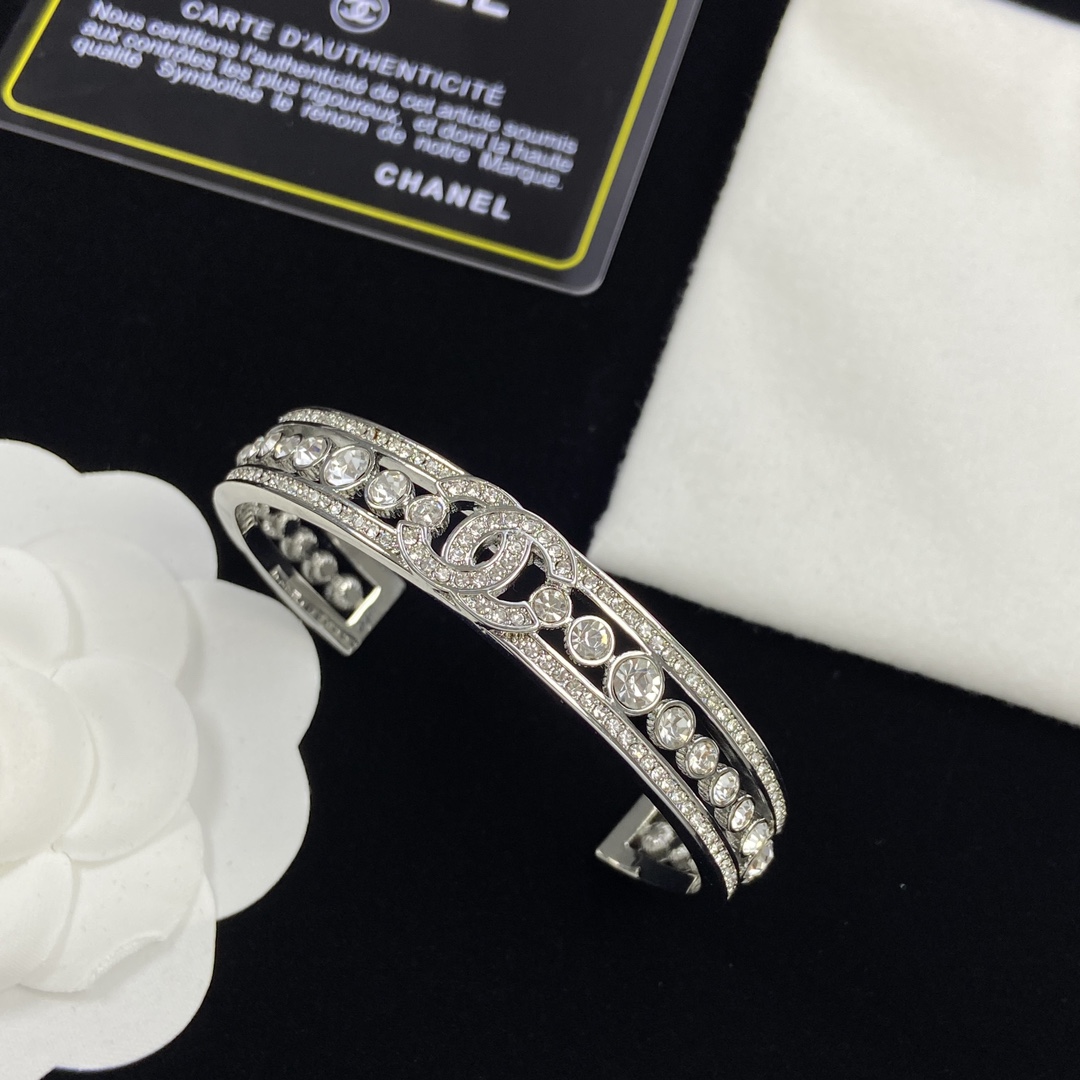 TOP CHANEL Metal/Diamond Bracelet - Silver