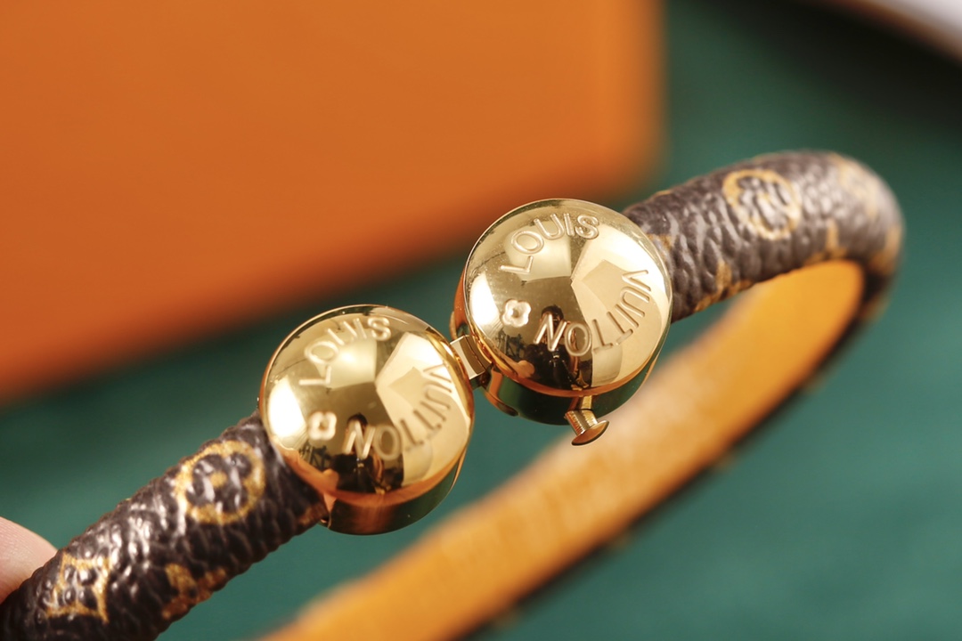 TOP Louis Vuitton LV Classic Monogram Leather Bracelet