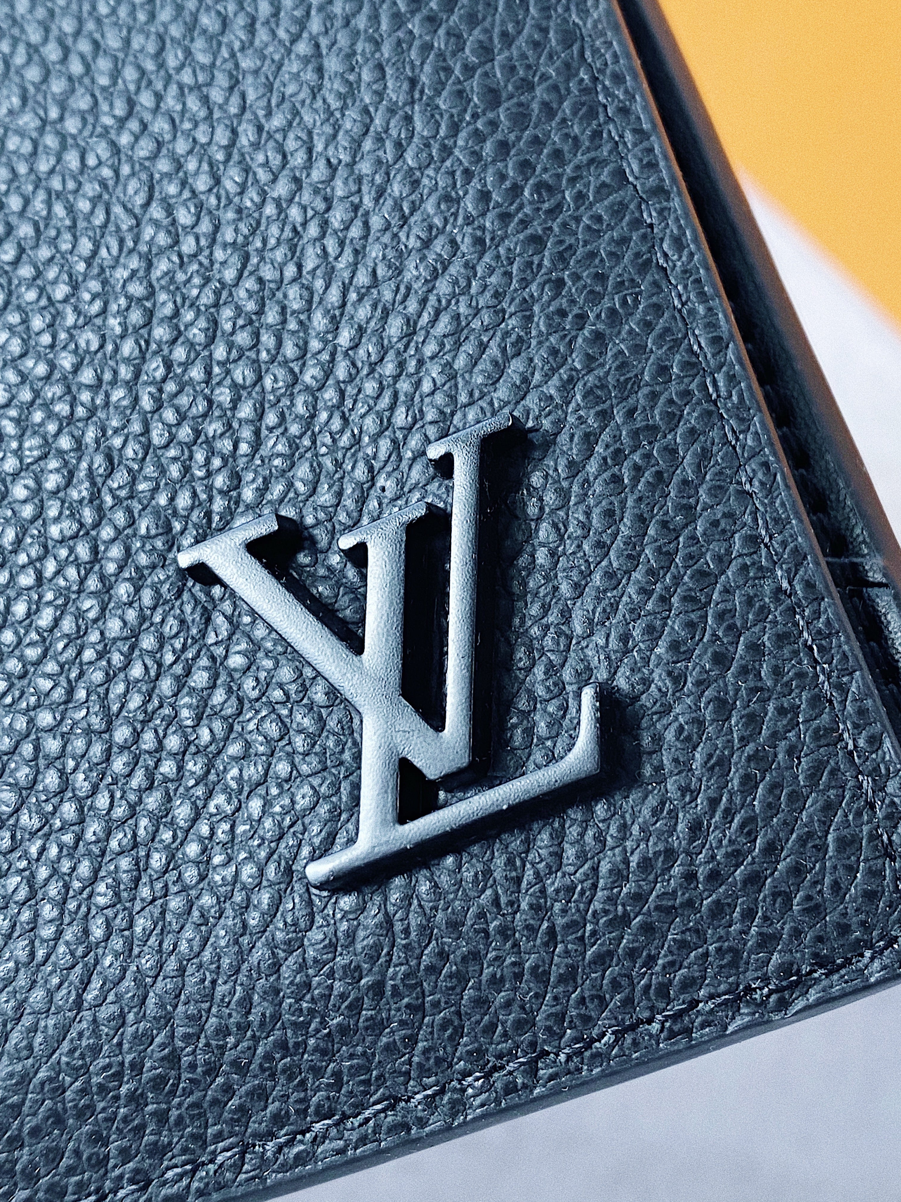 TOP Louis Vuitton LV L*V Plain Leather Logo Folding Men Wallet - Black