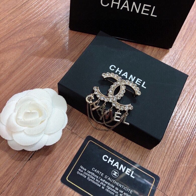 TOP CHANEL DOUBLE C LOGO FRINGE BROOCH
