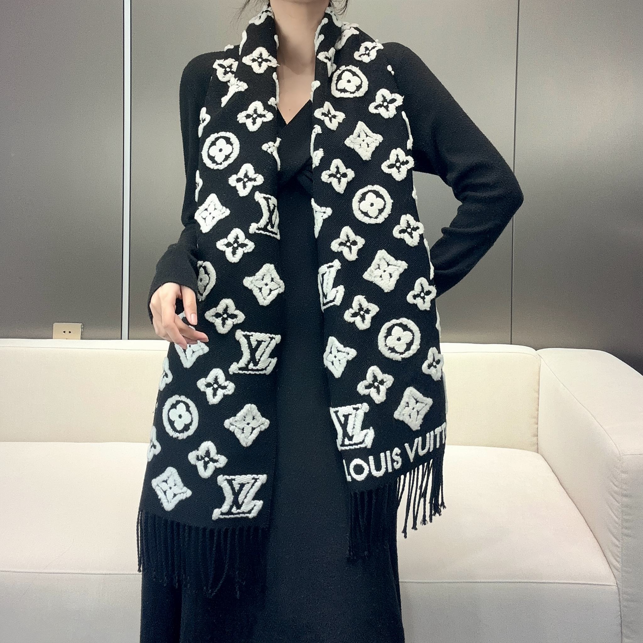 TOP Louis Vuitton LV Scarf 34 x 220 cm - Black