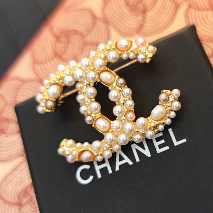TOP CHANEL Brooch - Gold