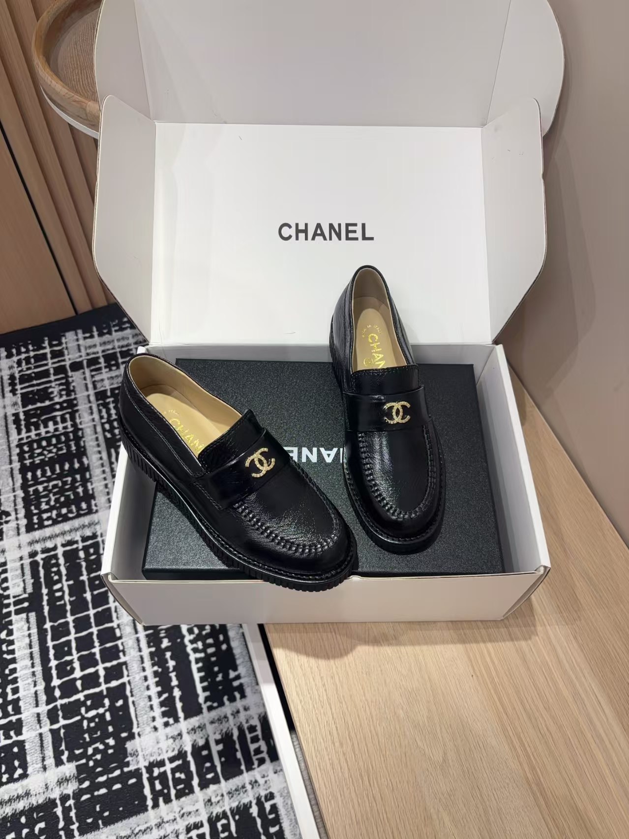 TOP CHANEL CC Shoes - Black