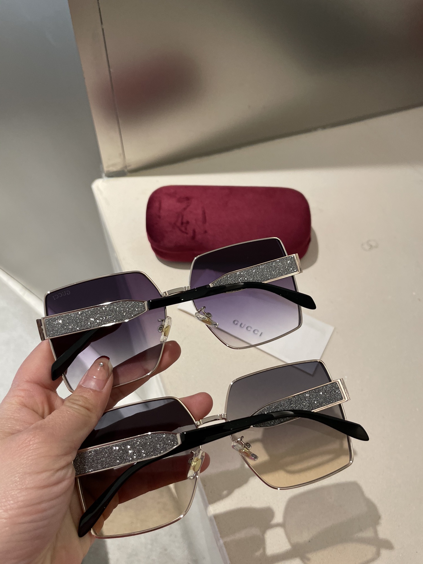 TOP Gucci  Sunglasses  - 2 Color