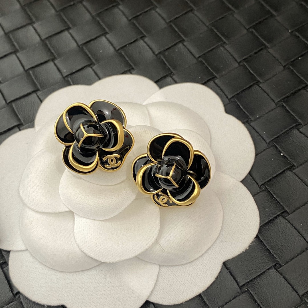 TOP CHANEL Three-Dimensional Camellia Earrings - Gold&Black