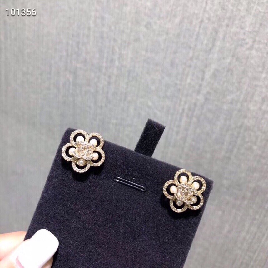 TOP CHANEL Flower Stud Earrings