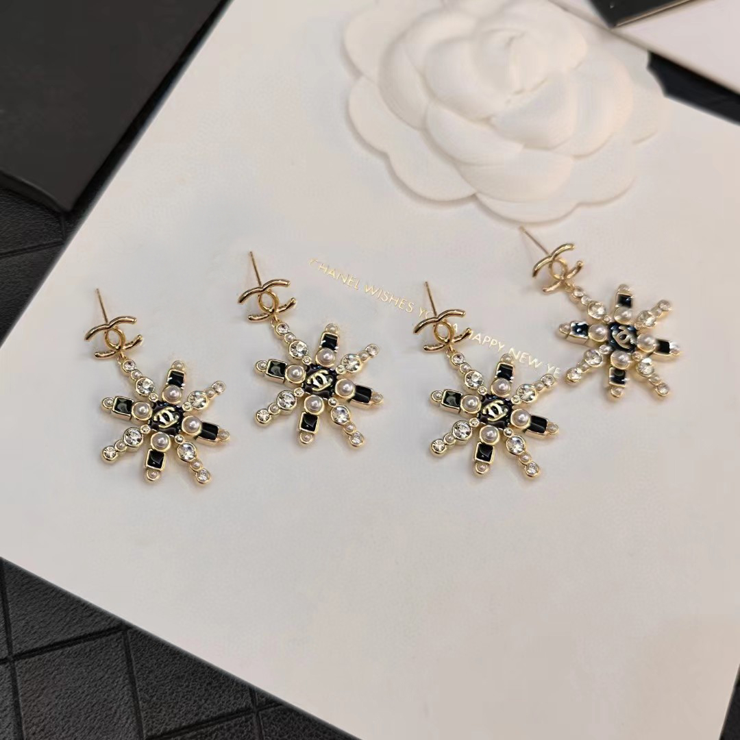 TOP CHANEL Sunflower Pearl Letters Earrings
